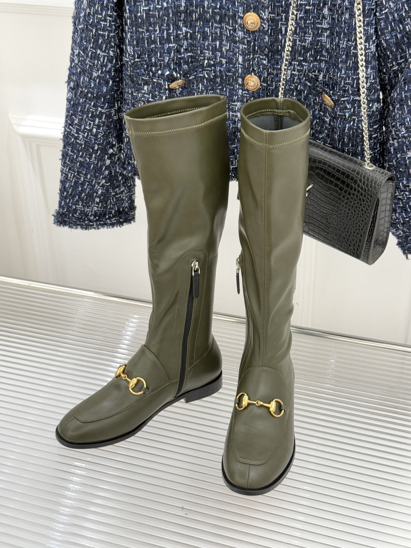 Gucci/古驰经典双G马衔扣复古乐福弹力靴当百年马术基因邂逅现代穿着哲学这款弹力靴便有了跨越时光的魅力