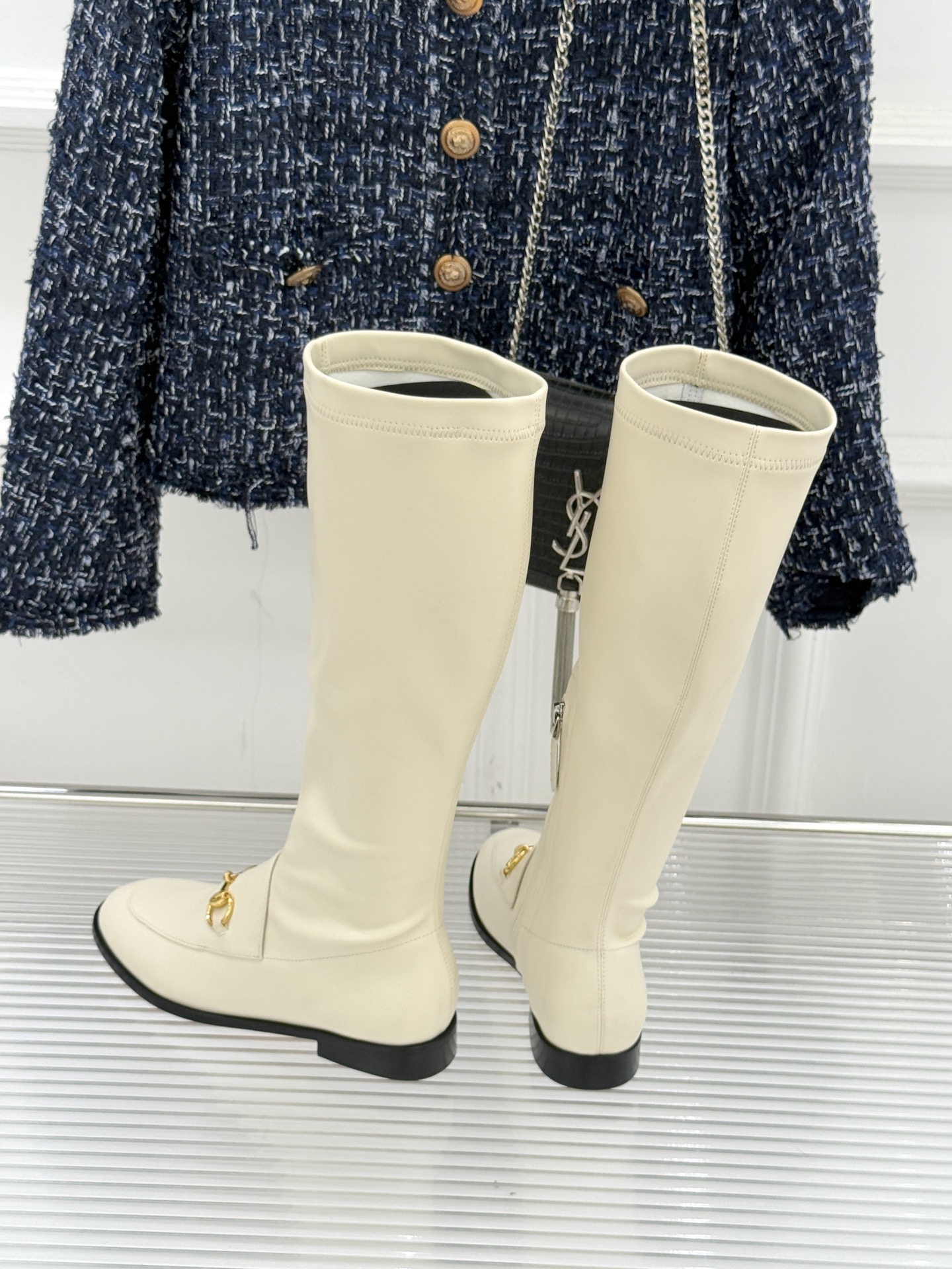 Gucci/古驰经典双G马衔扣复古乐福弹力靴当百年马术基因邂逅现代穿着哲学这款弹力靴便有了跨越时光的魅力