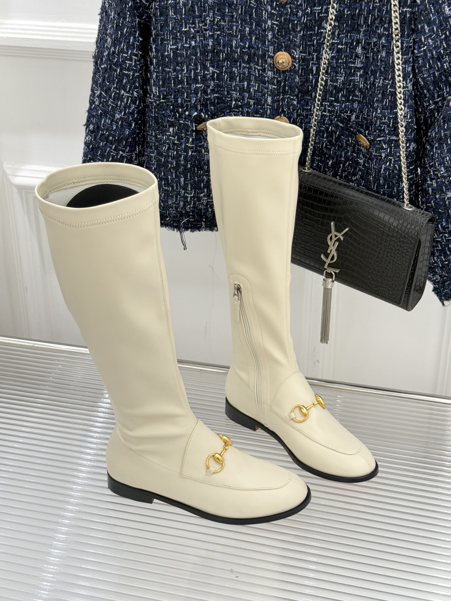 Gucci/古驰经典双G马衔扣复古乐福弹力靴当百年马术基因邂逅现代穿着哲学这款弹力靴便有了跨越时光的魅力