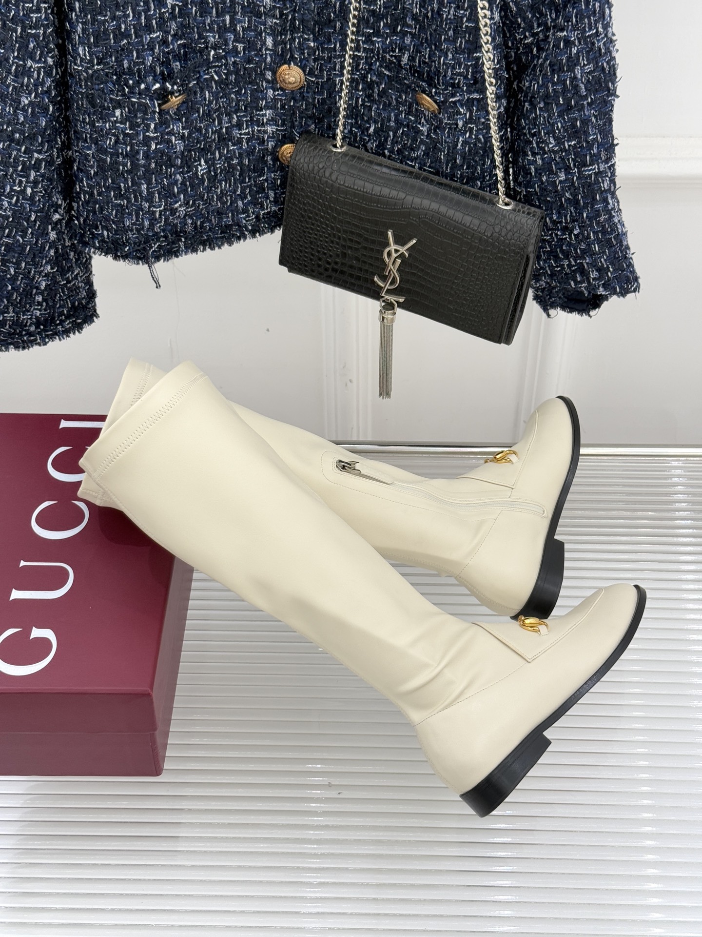 Gucci/古驰经典双G马衔扣复古乐福弹力靴当百年马术基因邂逅现代穿着哲学这款弹力靴便有了跨越时光的魅力