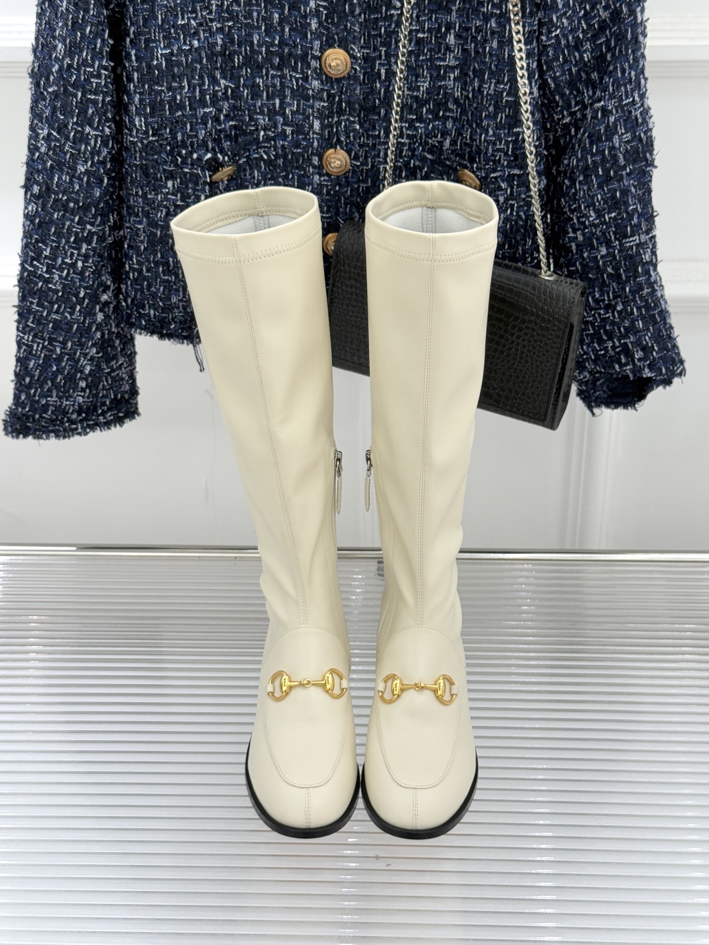 Gucci/古驰经典双G马衔扣复古乐福弹力靴当百年马术基因邂逅现代穿着哲学这款弹力靴便有了跨越时光的魅力