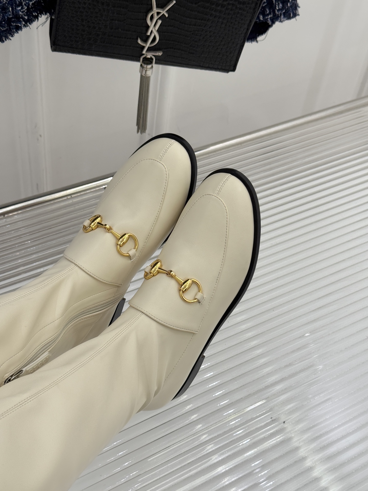 Gucci/古驰经典双G马衔扣复古乐福弹力靴当百年马术基因邂逅现代穿着哲学这款弹力靴便有了跨越时光的魅力