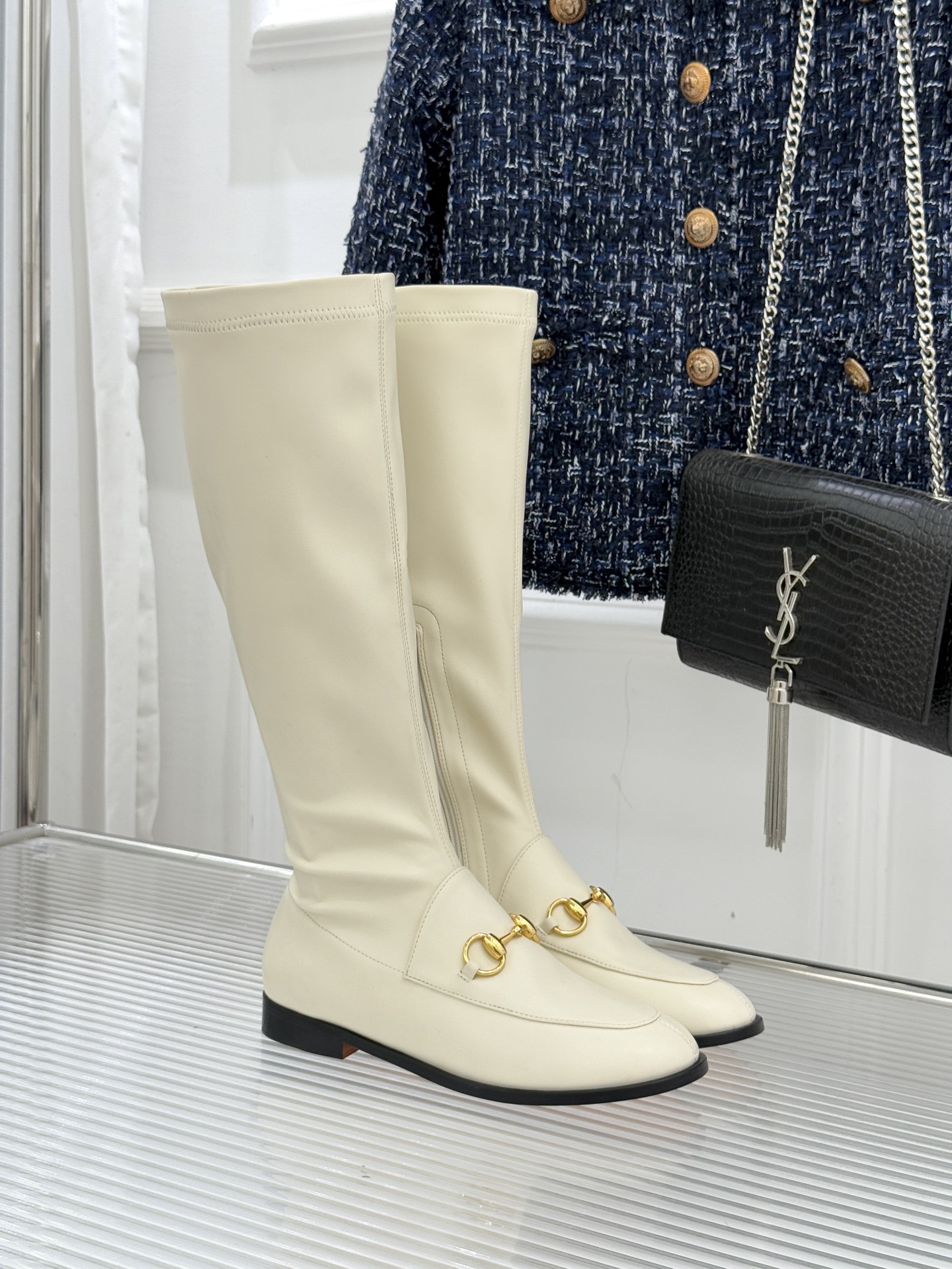 Gucci/古驰经典双G马衔扣复古乐福弹力靴当百年马术基因邂逅现代穿着哲学这款弹力靴便有了跨越时光的魅力