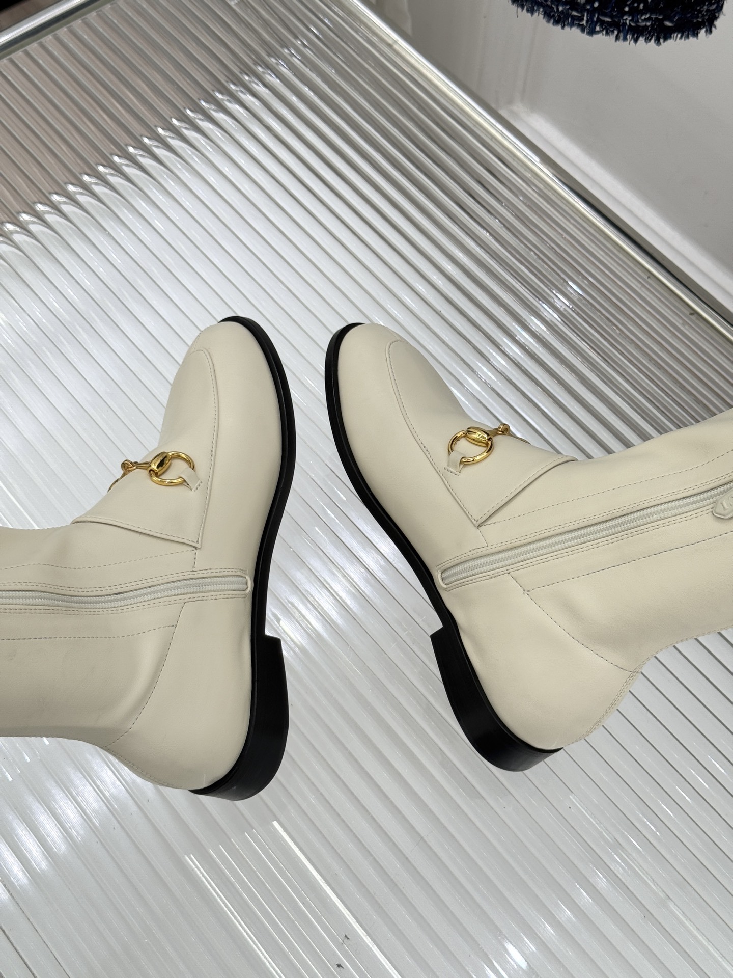 Gucci/古驰经典双G马衔扣复古乐福弹力靴当百年马术基因邂逅现代穿着哲学这款弹力靴便有了跨越时光的魅力