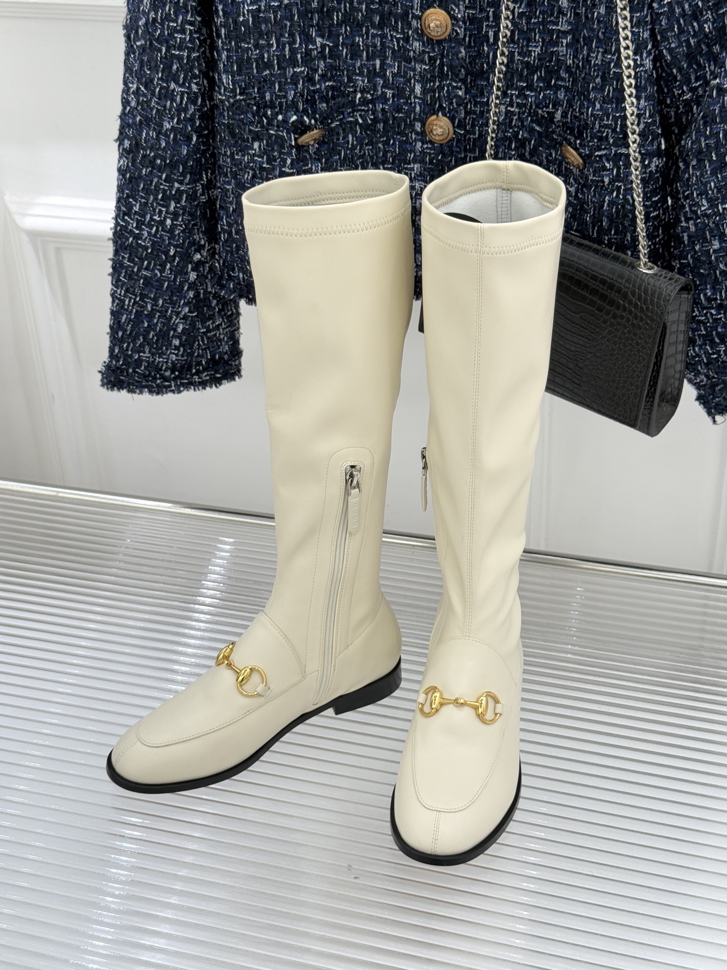 Gucci/古驰经典双G马衔扣复古乐福弹力靴当百年马术基因邂逅现代穿着哲学这款弹力靴便有了跨越时光的魅力