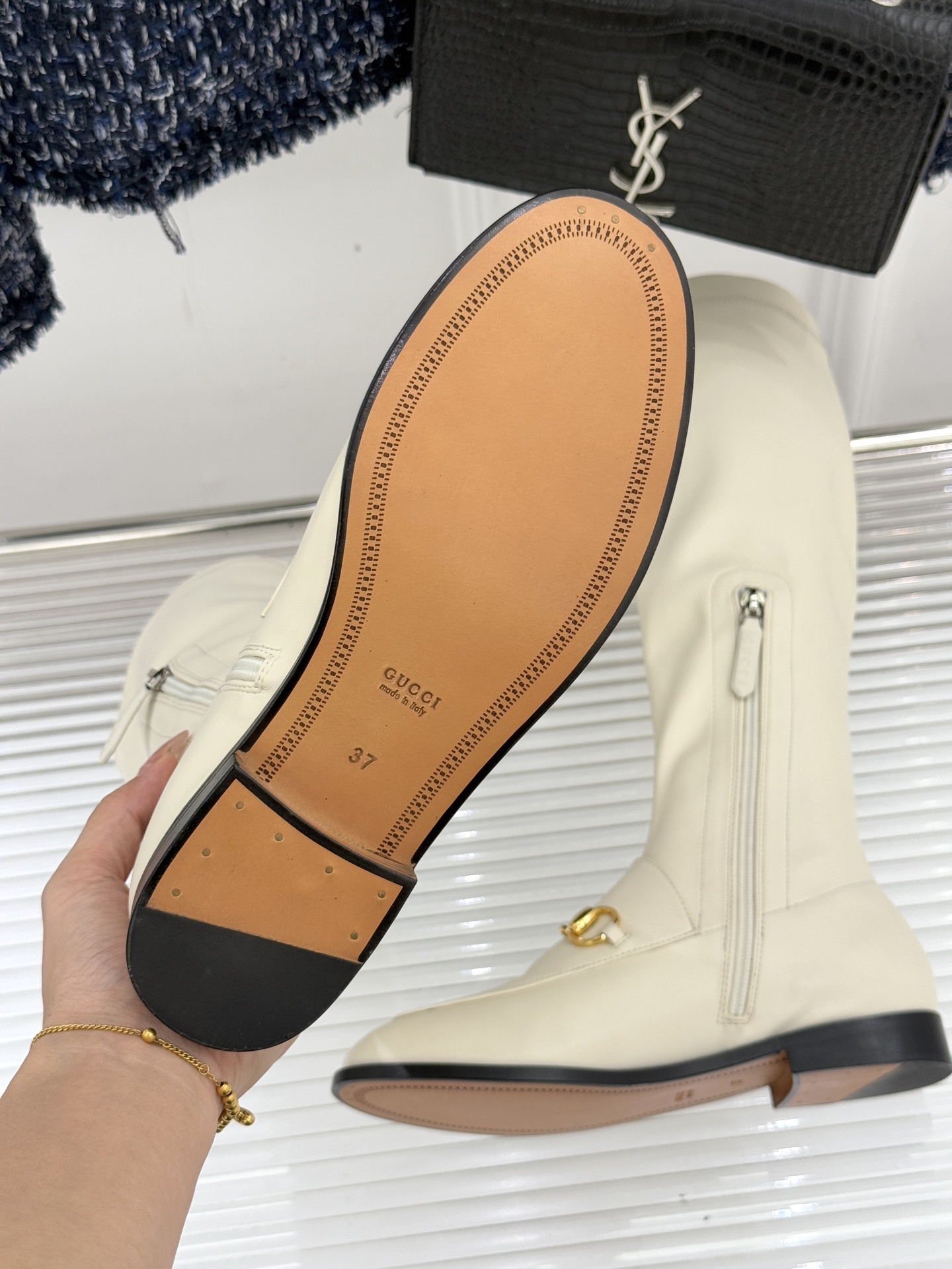 Gucci/古驰经典双G马衔扣复古乐福弹力靴当百年马术基因邂逅现代穿着哲学这款弹力靴便有了跨越时光的魅力