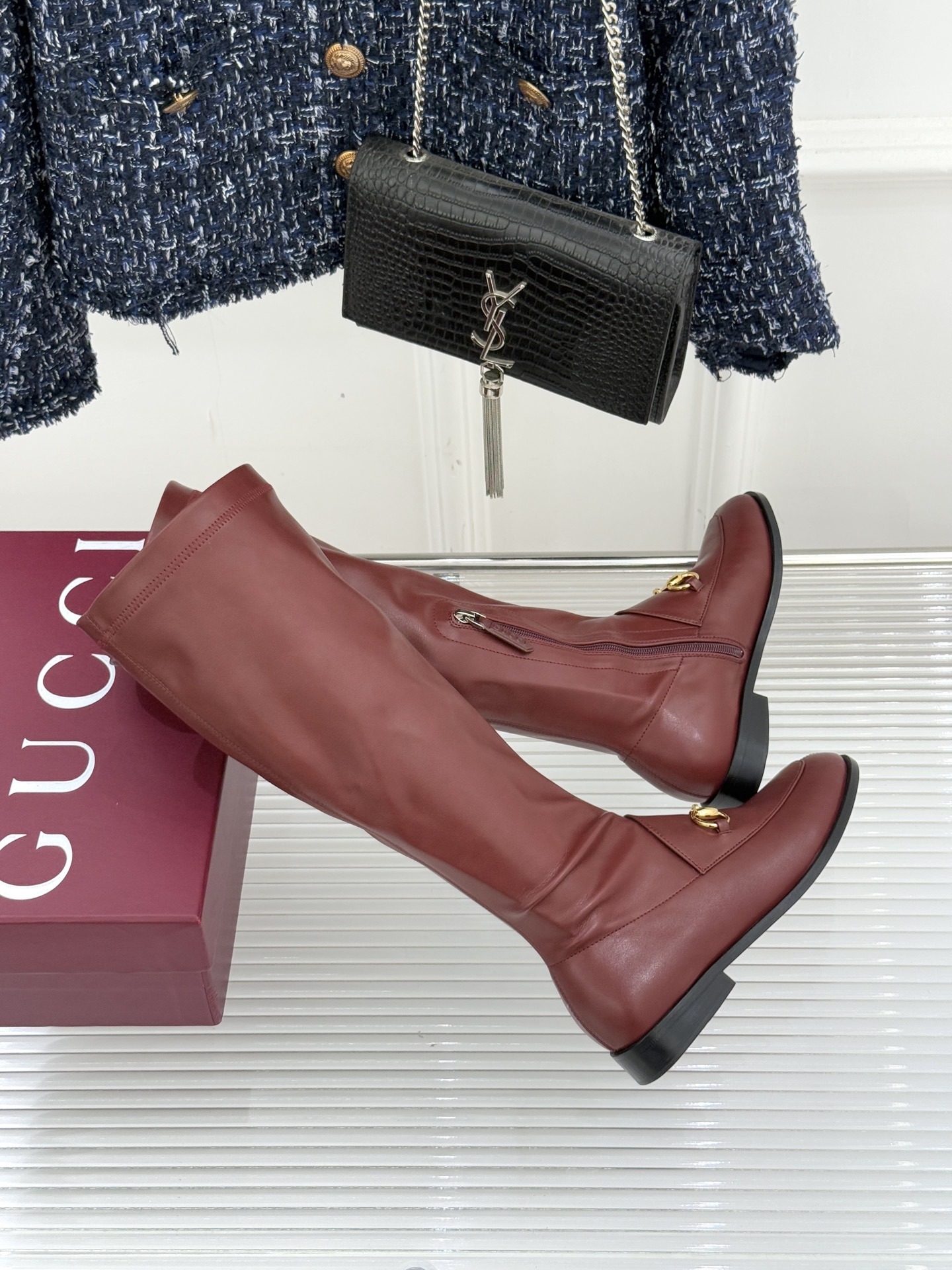 Gucci/古驰经典双G马衔扣复古乐福弹力靴当百年马术基因邂逅现代穿着哲学这款弹力靴便有了跨越时光的魅力