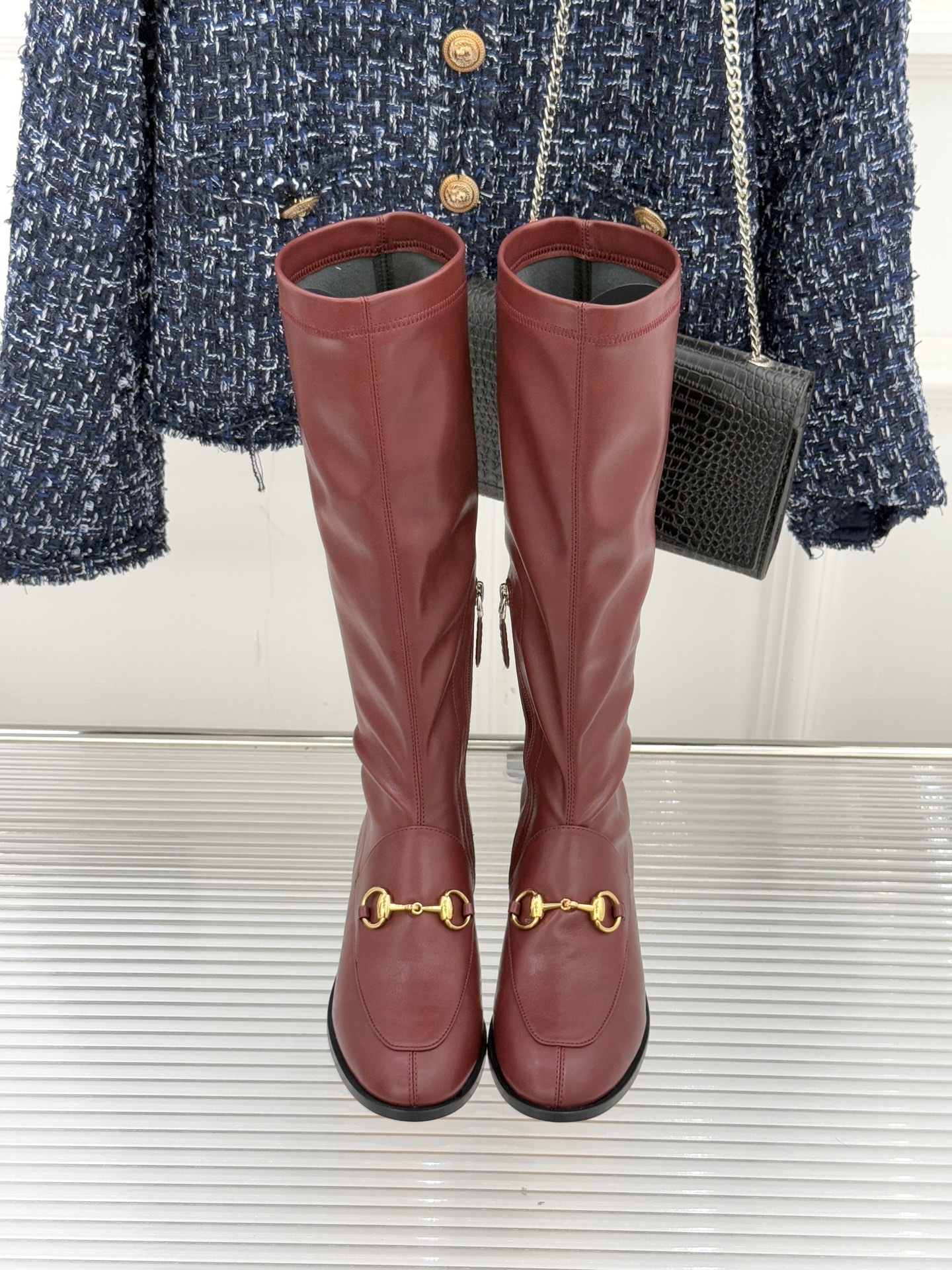 Gucci/古驰经典双G马衔扣复古乐福弹力靴当百年马术基因邂逅现代穿着哲学这款弹力靴便有了跨越时光的魅力