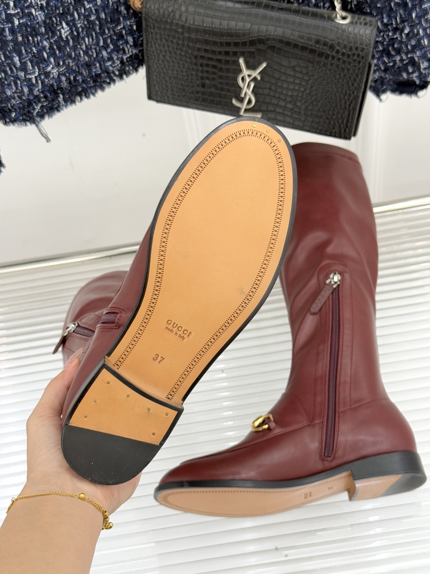 Gucci/古驰经典双G马衔扣复古乐福弹力靴当百年马术基因邂逅现代穿着哲学这款弹力靴便有了跨越时光的魅力