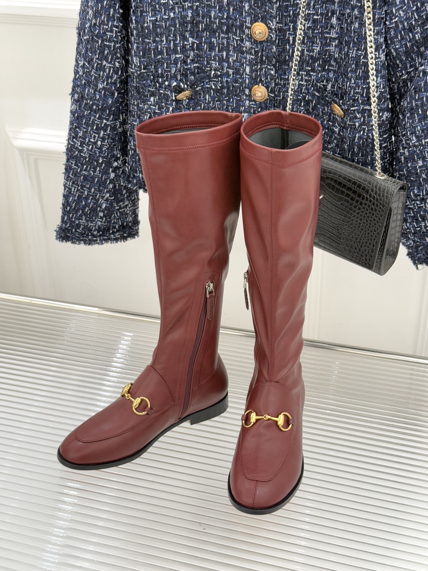 Gucci/古驰经典双G马衔扣复古乐福弹力靴当百年马术基因邂逅现代穿着哲学这款弹力靴便有了跨越时光的魅力