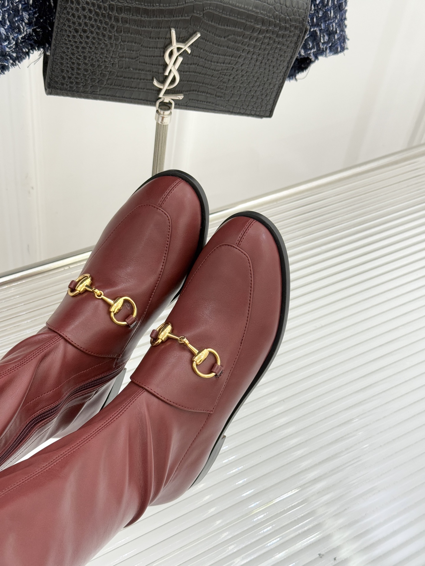 Gucci/古驰经典双G马衔扣复古乐福弹力靴当百年马术基因邂逅现代穿着哲学这款弹力靴便有了跨越时光的魅力