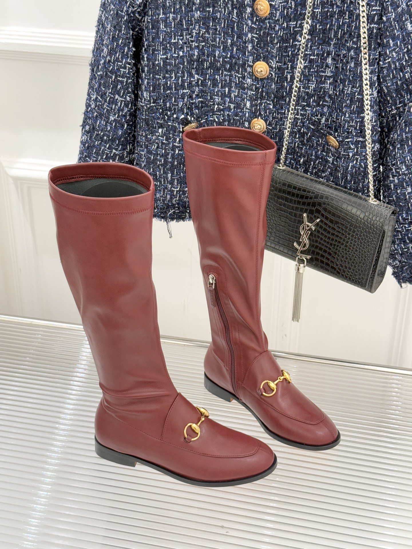 Gucci/古驰经典双G马衔扣复古乐福弹力靴当百年马术基因邂逅现代穿着哲学这款弹力靴便有了跨越时光的魅力