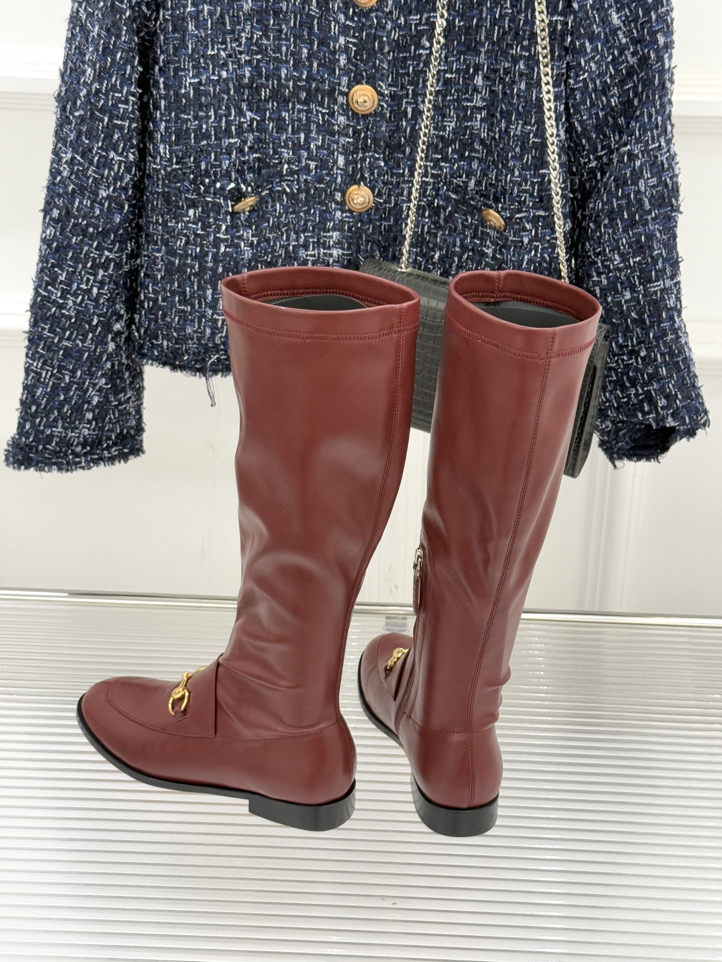 Gucci/古驰经典双G马衔扣复古乐福弹力靴当百年马术基因邂逅现代穿着哲学这款弹力靴便有了跨越时光的魅力