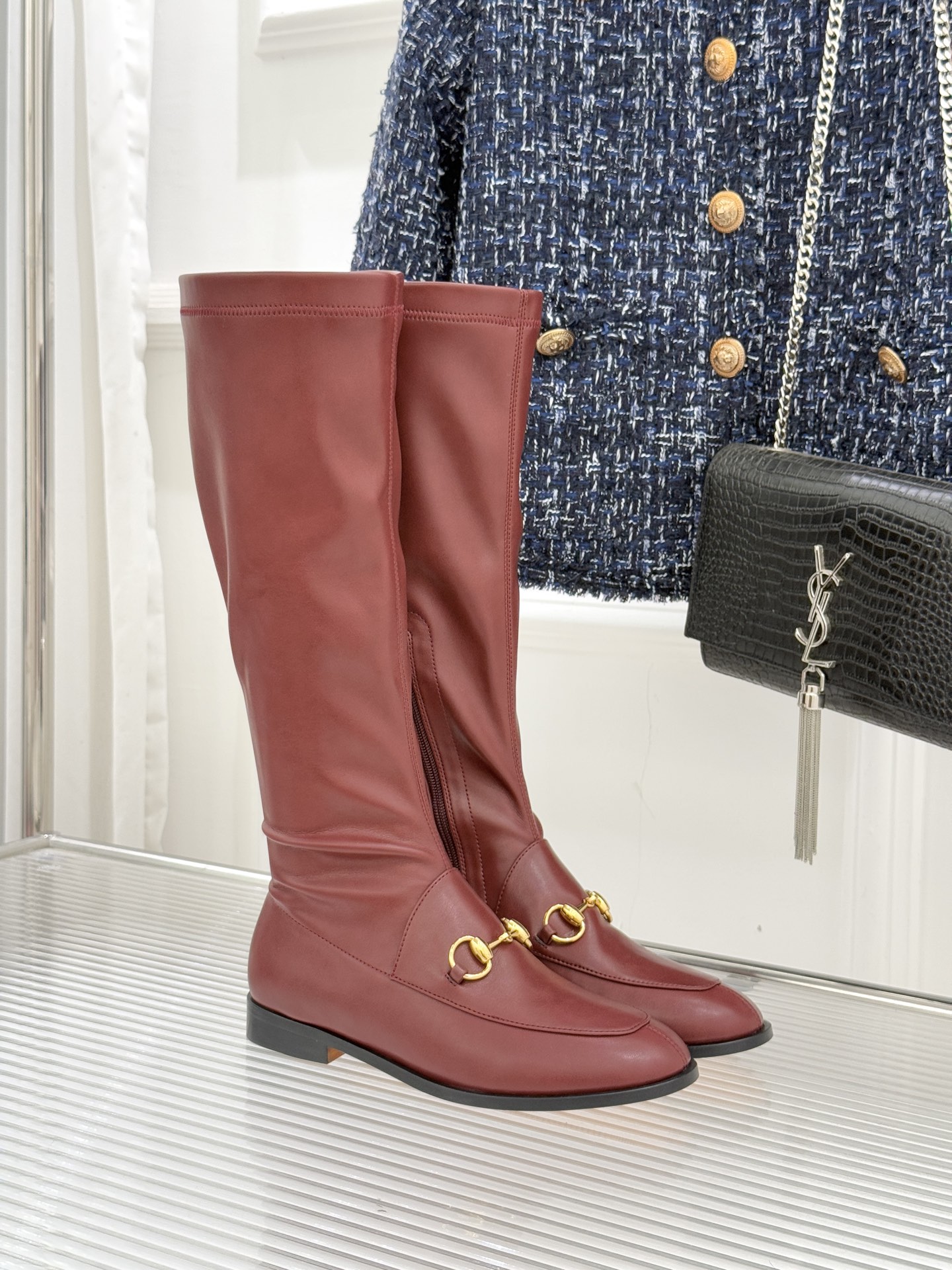 Gucci/古驰经典双G马衔扣复古乐福弹力靴当百年马术基因邂逅现代穿着哲学这款弹力靴便有了跨越时光的魅力