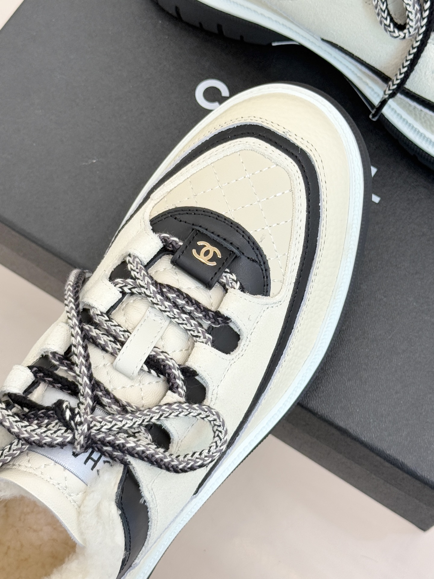 CHANE*｜小香25K早春新品复古菱格熊猫羊毛休闲鞋运动鞋简约黑白配色 勾勒永不过时的时尚轮廓 。精致