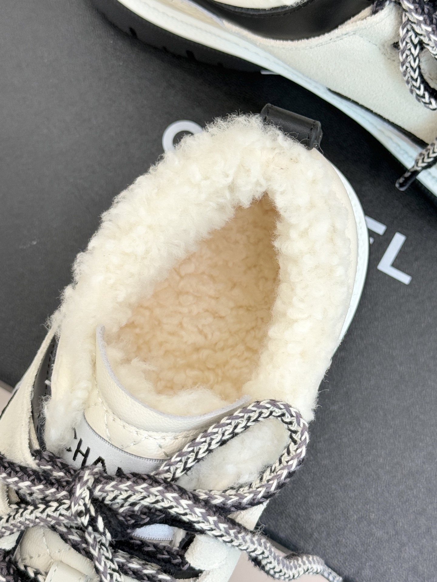 CHANE*｜小香25K早春新品复古菱格熊猫羊毛休闲鞋运动鞋简约黑白配色 勾勒永不过时的时尚轮廓 。精致