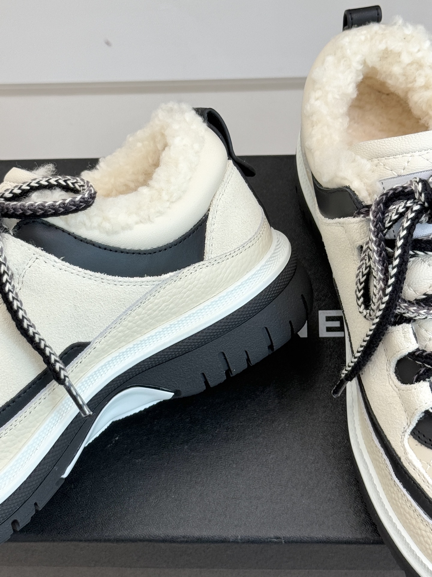 CHANE*｜小香25K早春新品复古菱格熊猫羊毛休闲鞋运动鞋简约黑白配色 勾勒永不过时的时尚轮廓 。精致