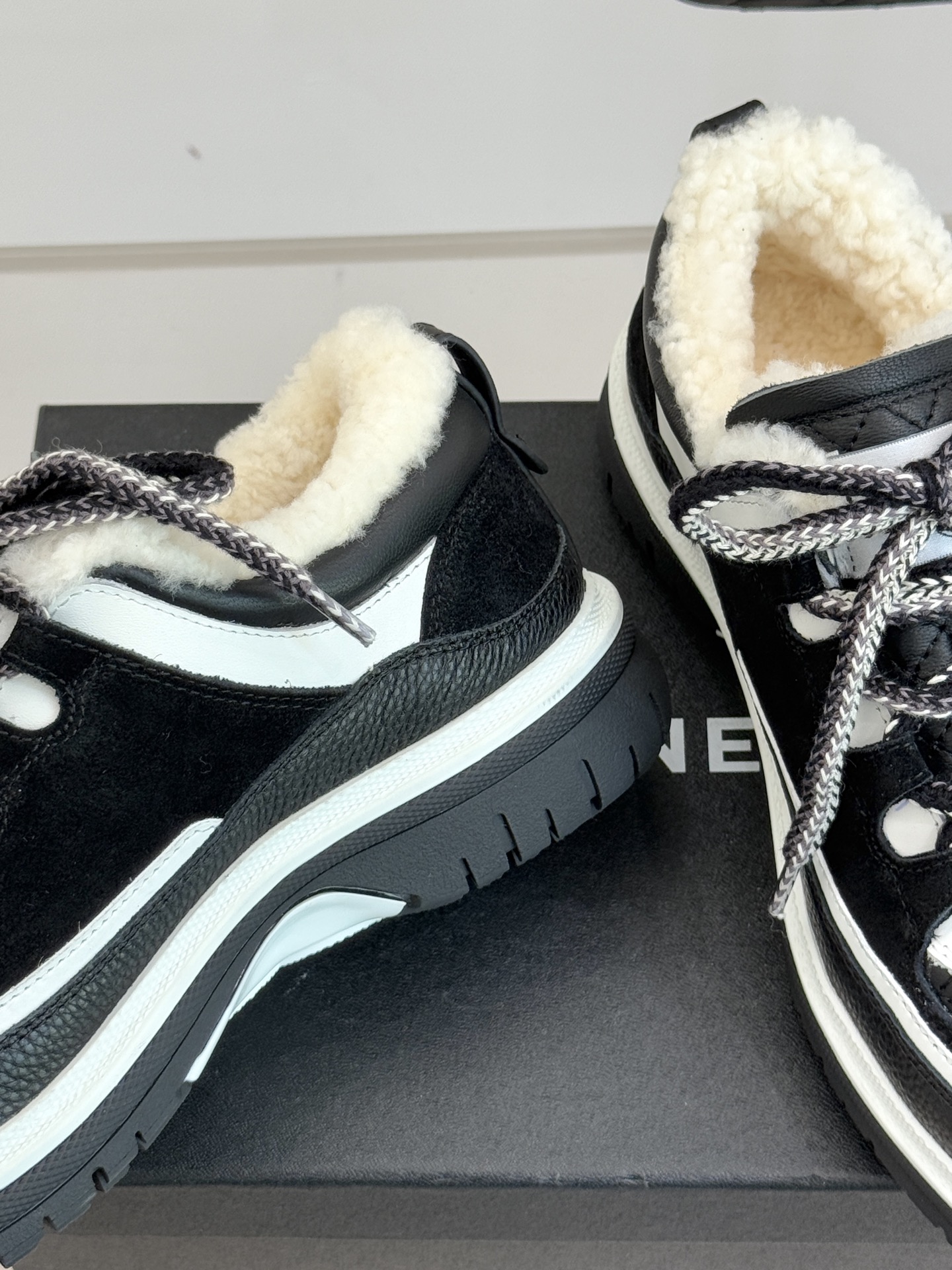 CHANE*｜小香25K早春新品复古菱格熊猫羊毛休闲鞋运动鞋简约黑白配色 勾勒永不过时的时尚轮廓 。精致