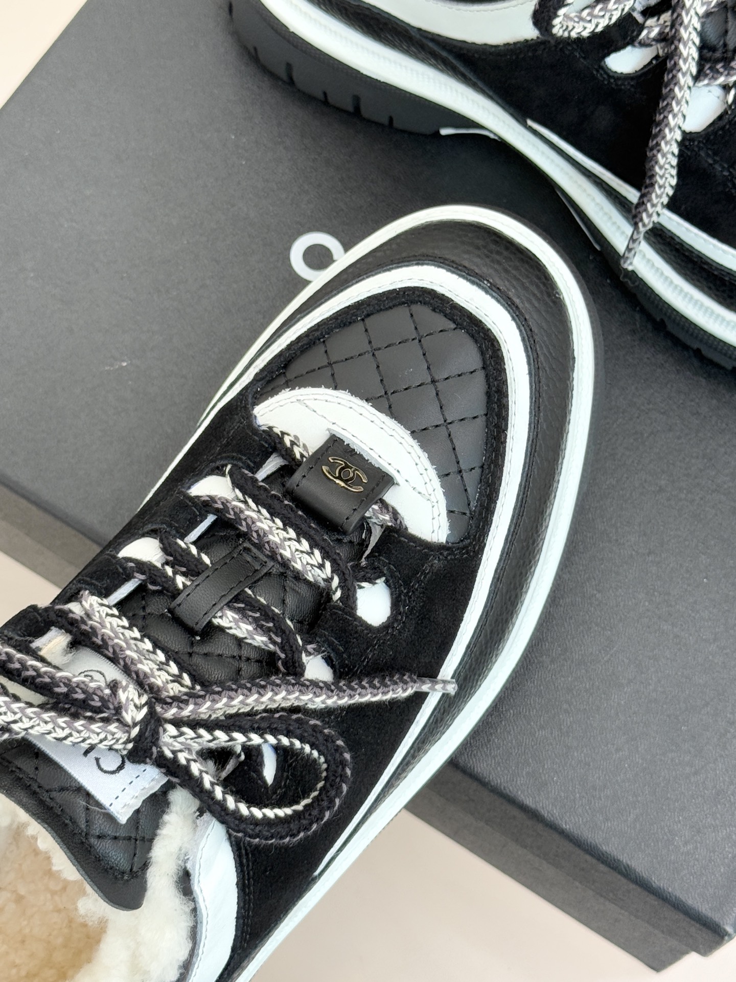 CHANE*｜小香25K早春新品复古菱格熊猫羊毛休闲鞋运动鞋简约黑白配色 勾勒永不过时的时尚轮廓 。精致