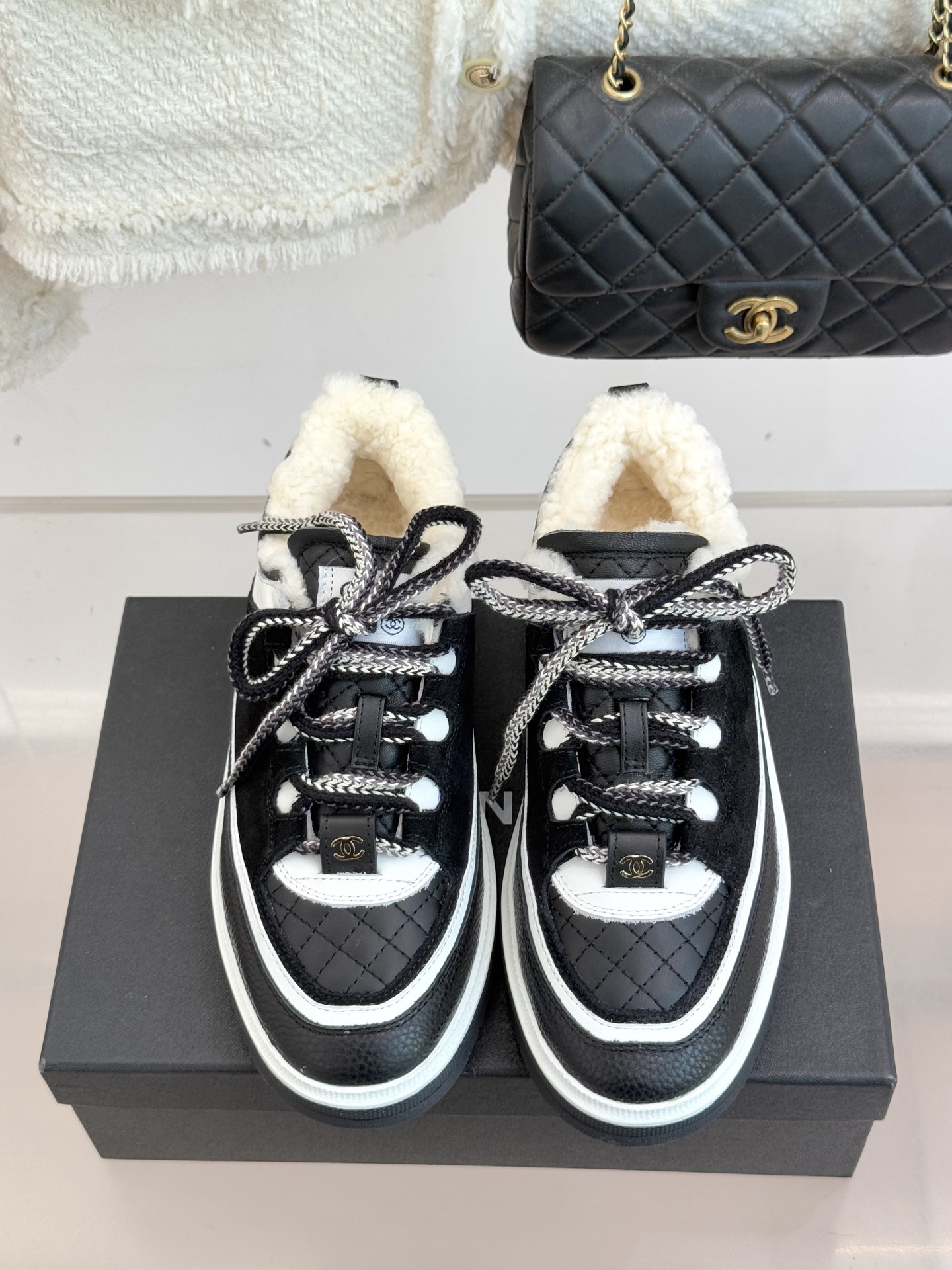 CHANE*｜小香25K早春新品复古菱格熊猫羊毛休闲鞋运动鞋简约黑白配色 勾勒永不过时的时尚轮廓 。精致