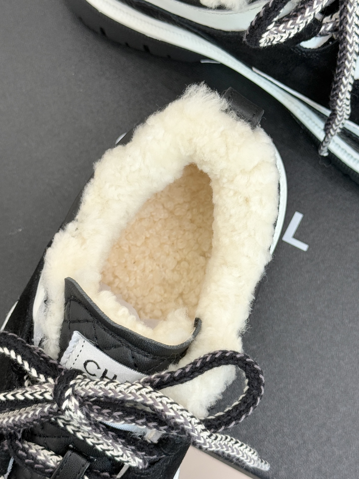 CHANE*｜小香25K早春新品复古菱格熊猫羊毛休闲鞋运动鞋简约黑白配色 勾勒永不过时的时尚轮廓 。精致