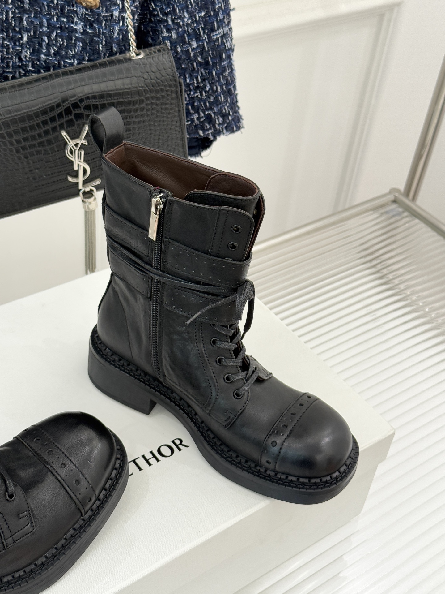 ETHOR 25WF秋冬新品复古双扣机车靴今年秋冬被这双机车靴狠狠拿捏！硬朗靴型自带酷飒气场双扣带设计注