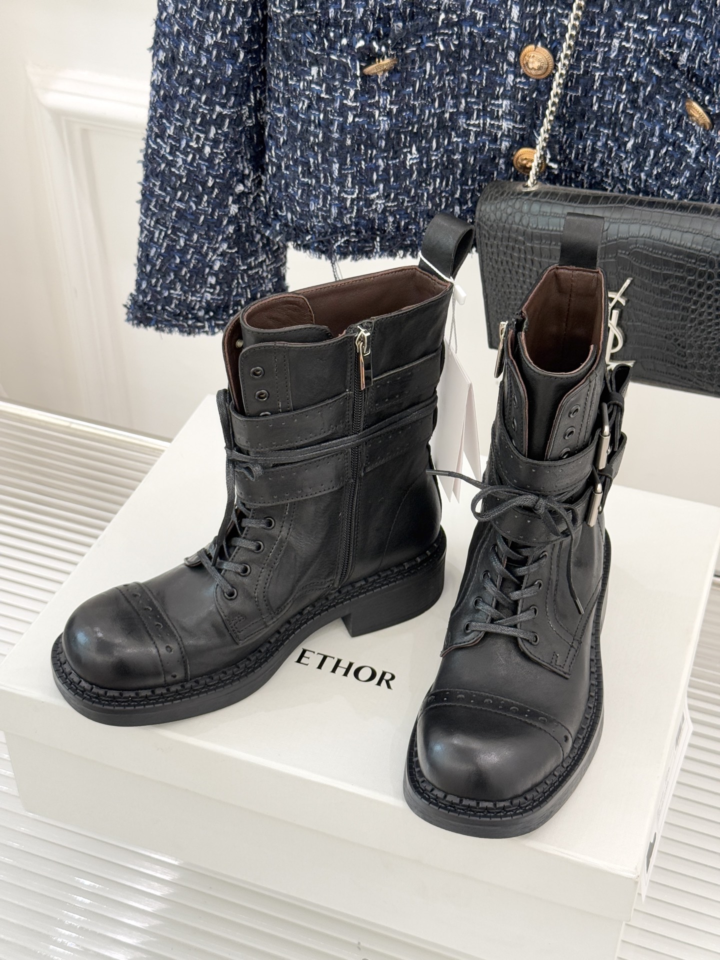 ETHOR 25WF秋冬新品复古双扣机车靴今年秋冬被这双机车靴狠狠拿捏！硬朗靴型自带酷飒气场双扣带设计注
