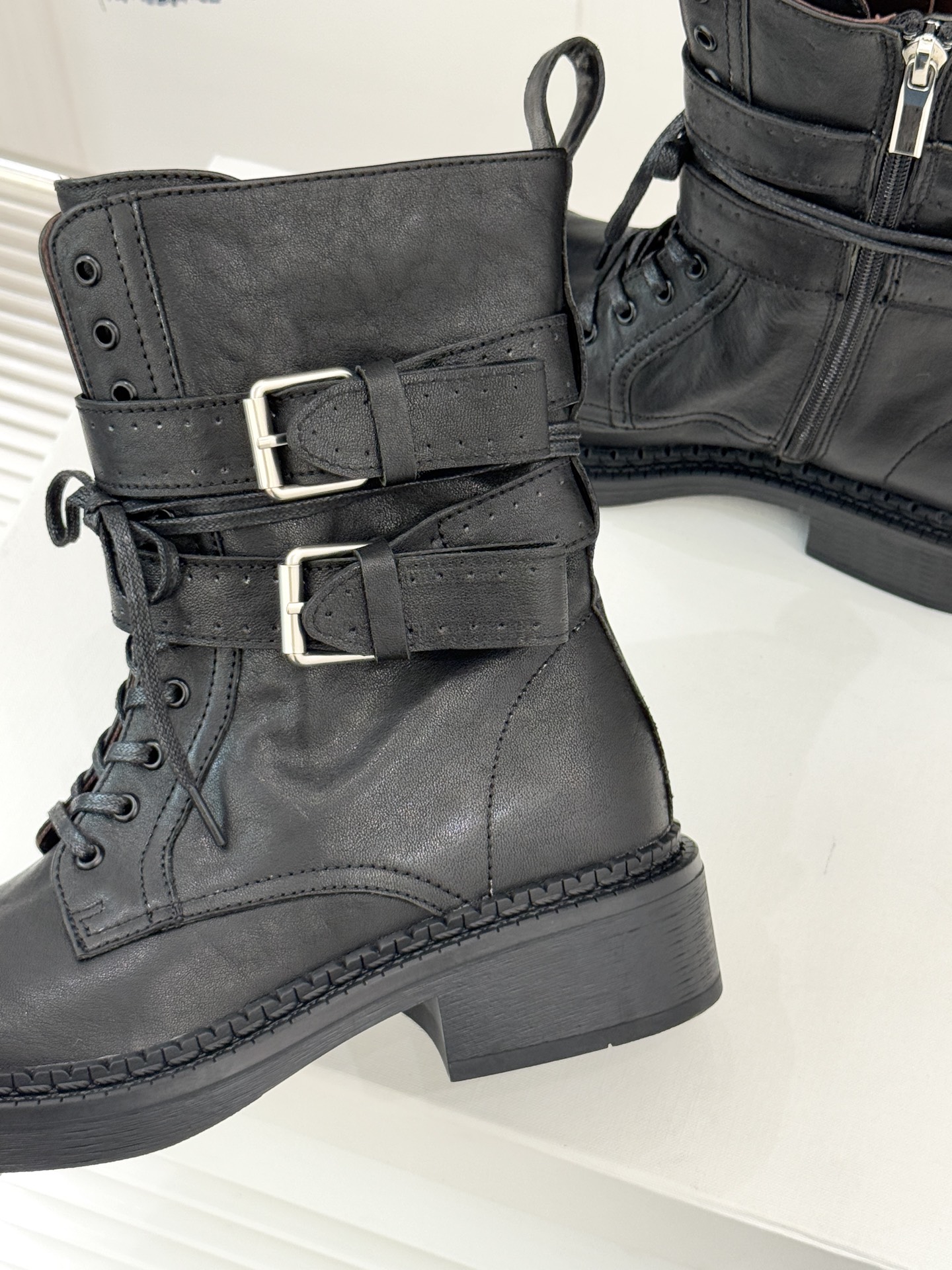 ETHOR 25WF秋冬新品复古双扣机车靴今年秋冬被这双机车靴狠狠拿捏！硬朗靴型自带酷飒气场双扣带设计注