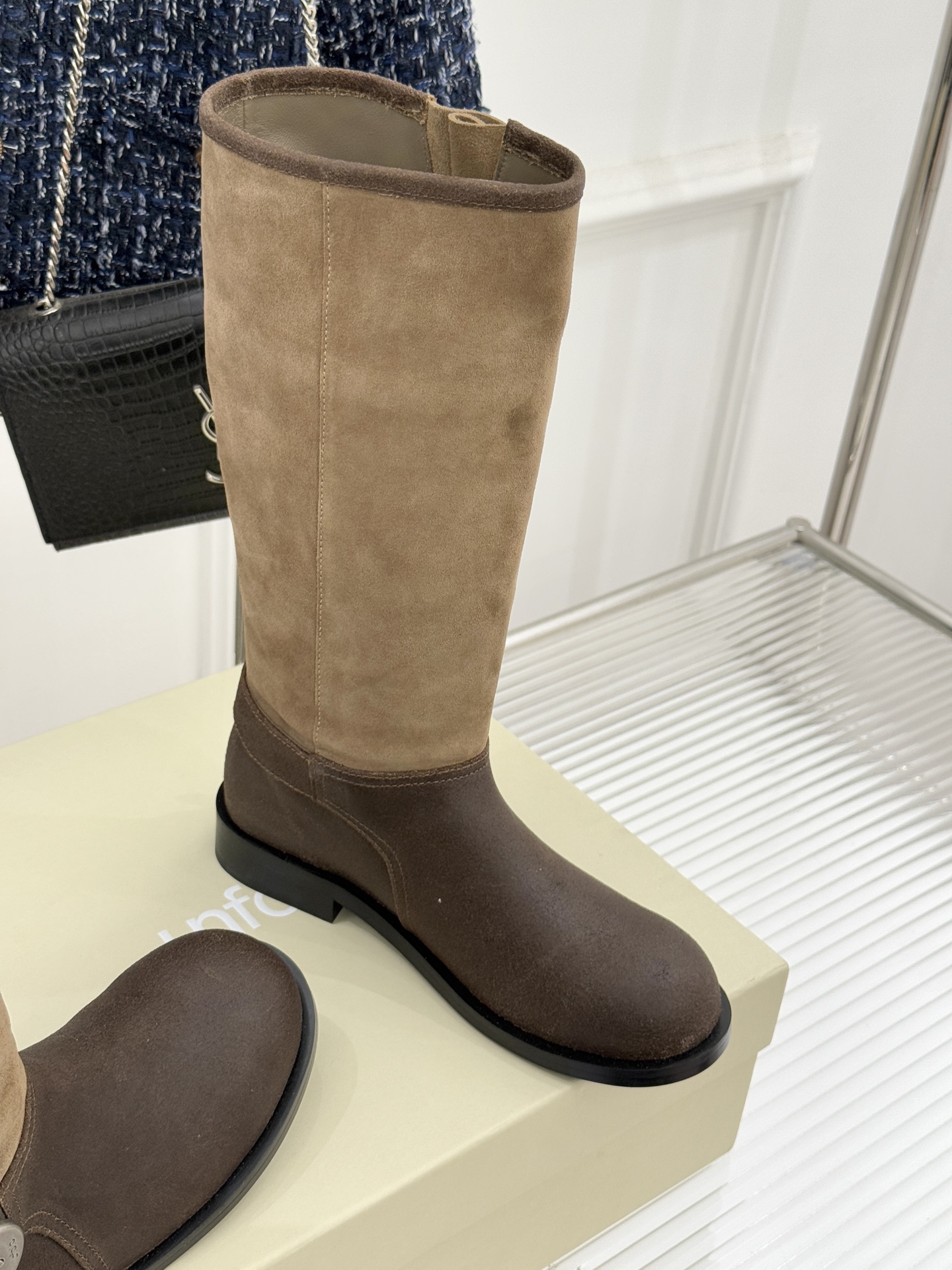 UNfolio25WF新品复古皮带扣拼色靴系列当复古风潮碰撞撞色美学这系列以标志性细节与多元风格重新定义