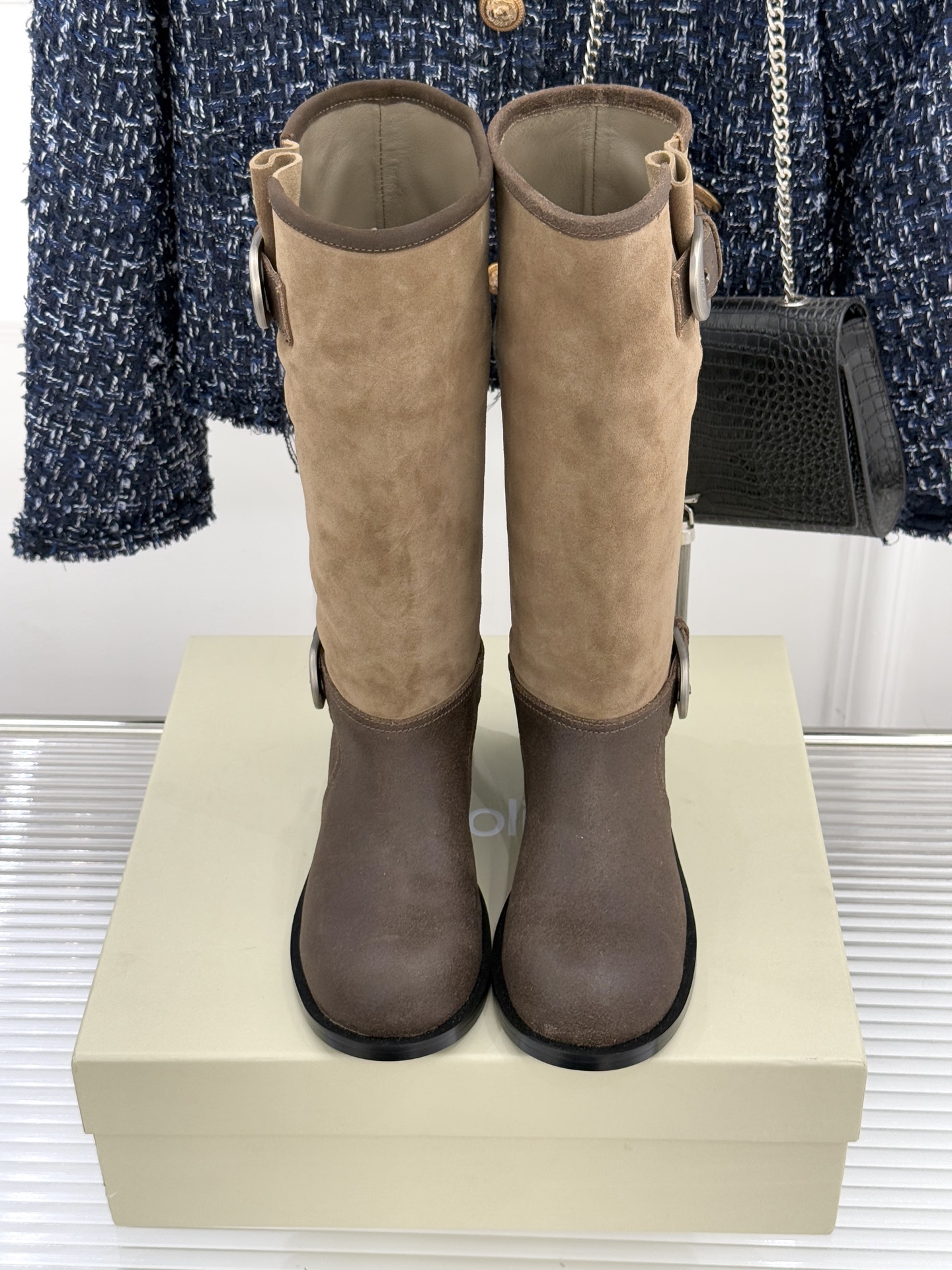 UNfolio25WF新品复古皮带扣拼色靴系列当复古风潮碰撞撞色美学这系列以标志性细节与多元风格重新定义