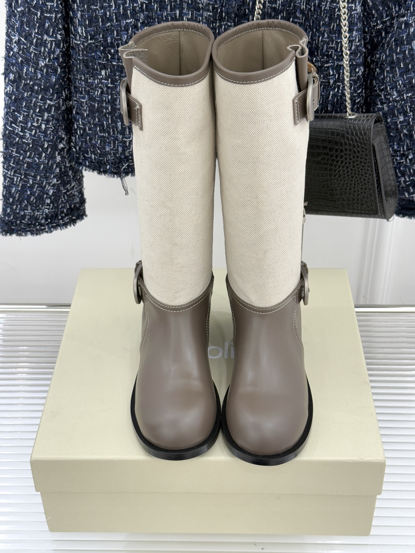 UNfolio25WF新品复古皮带扣拼色靴系列当复古风潮碰撞撞色美学这系列以标志性细节与多元风格重新定义