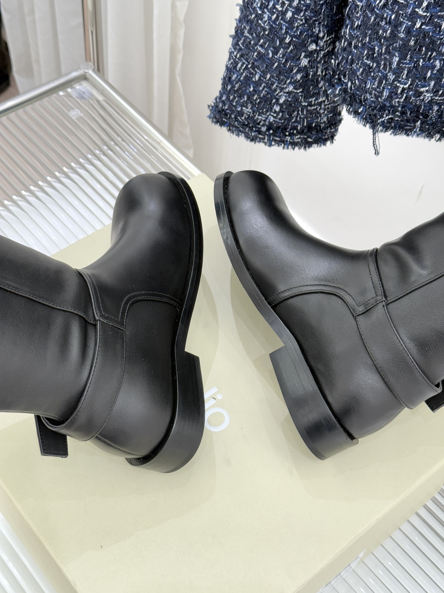 UNfolio25WF新品复古皮带扣拼色靴系列当复古风潮碰撞撞色美学这系列以标志性细节与多元风格重新定义