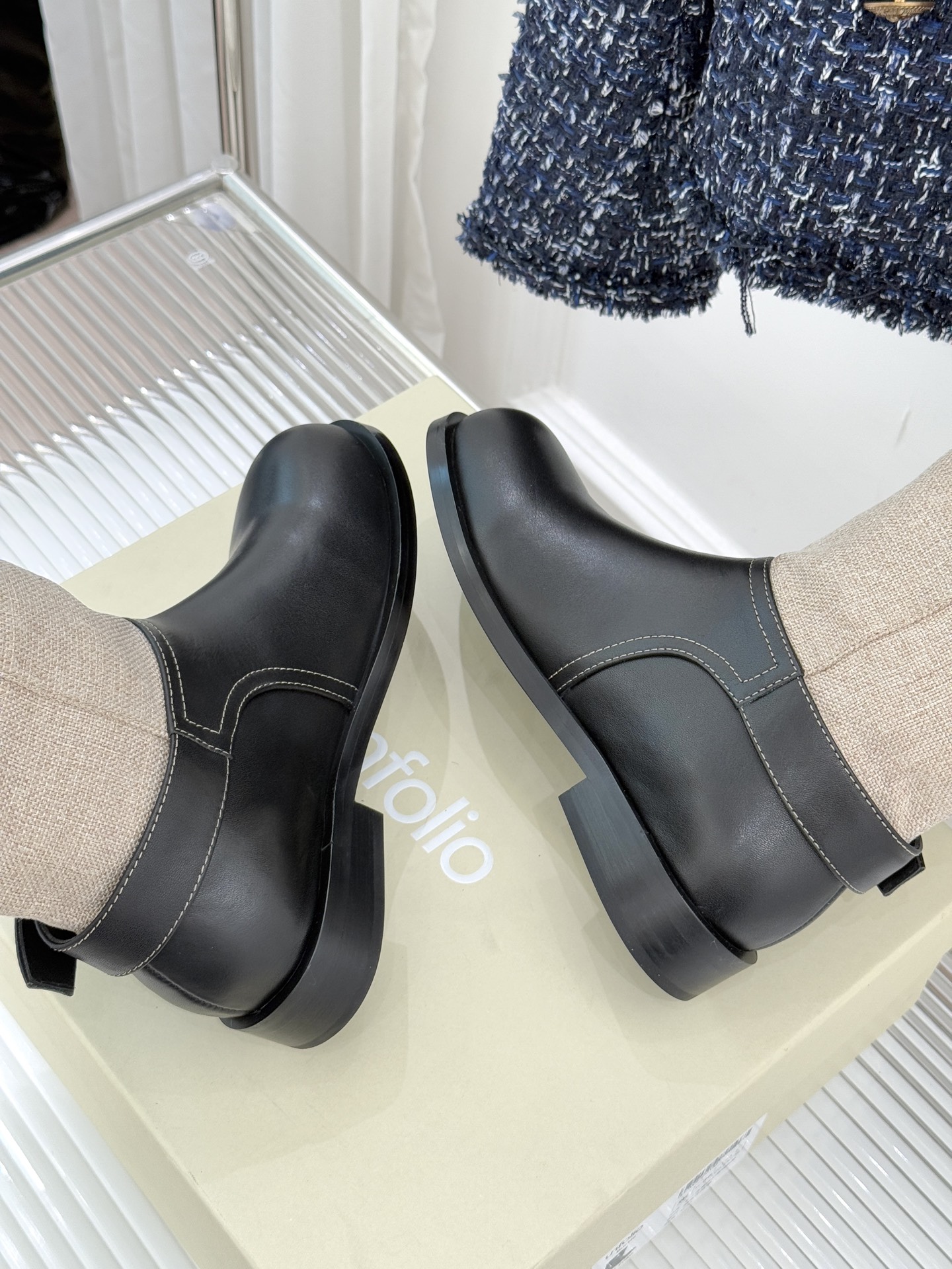 UNfolio25WF新品复古皮带扣拼色靴系列当复古风潮碰撞撞色美学这系列以标志性细节与多元风格重新定义