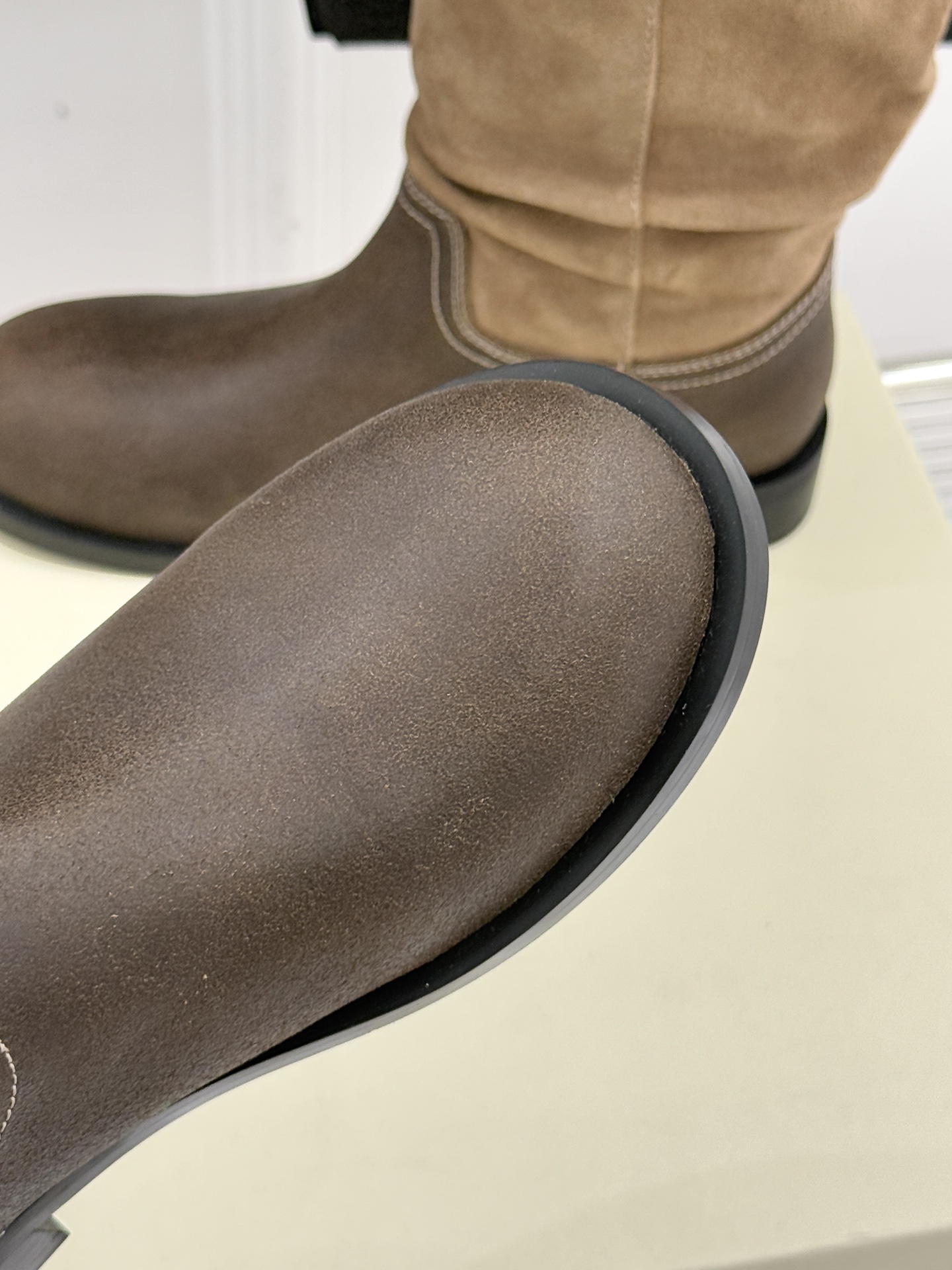 UNfolio25WF新品复古皮带扣拼色靴系列当复古风潮碰撞撞色美学这系列以标志性细节与多元风格重新定义