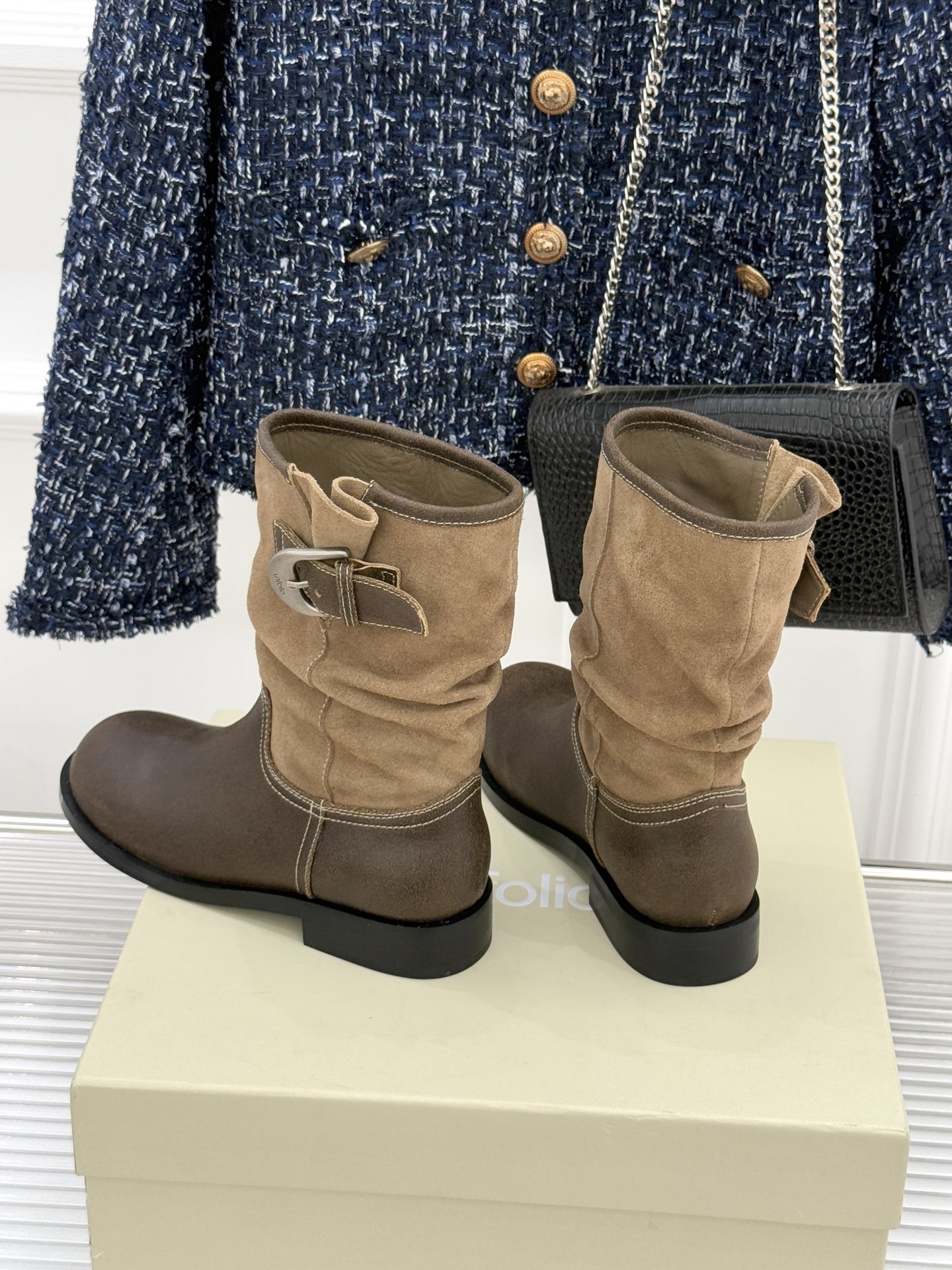 UNfolio25WF新品复古皮带扣拼色靴系列当复古风潮碰撞撞色美学这系列以标志性细节与多元风格重新定义