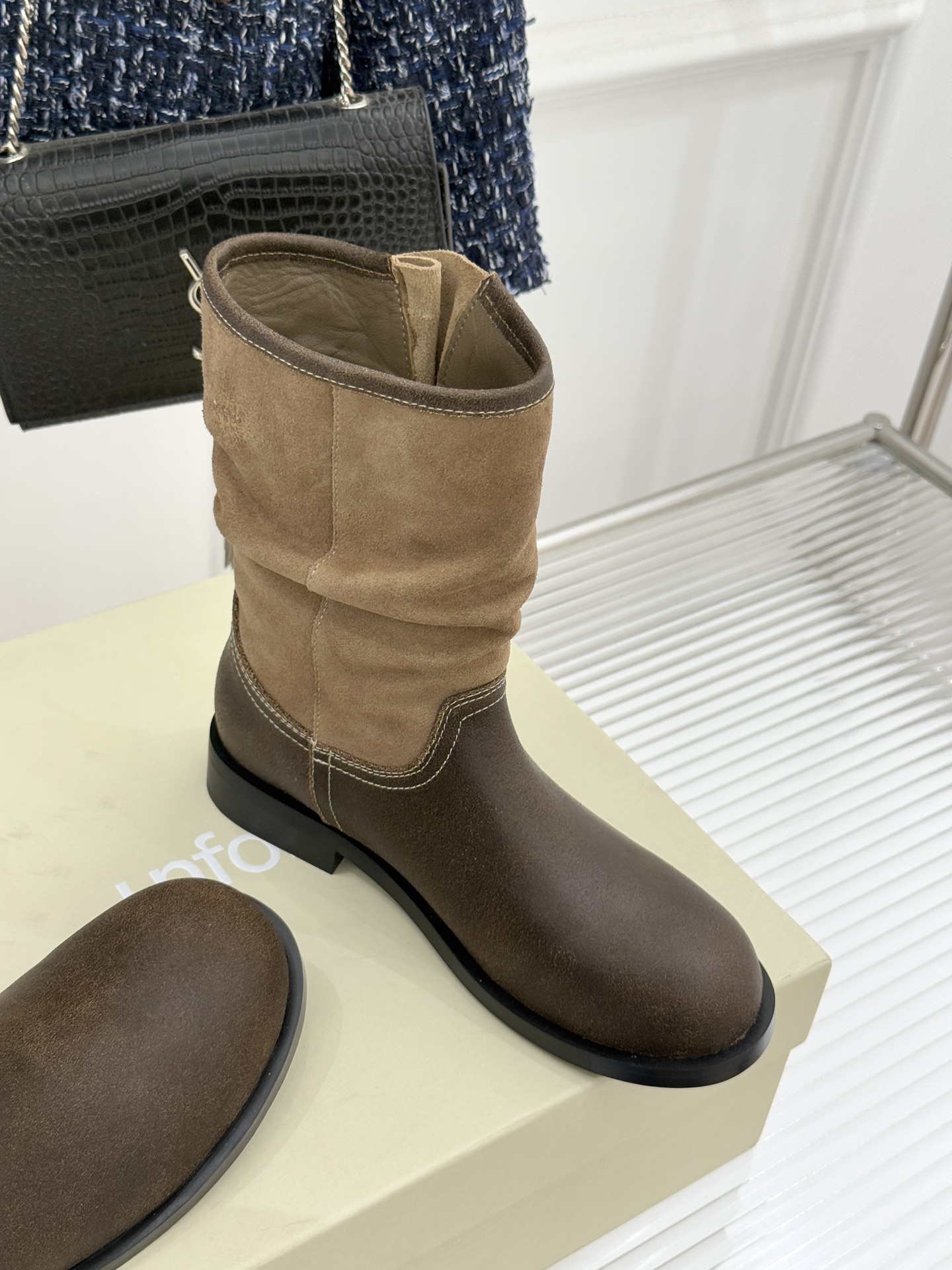 UNfolio25WF新品复古皮带扣拼色靴系列当复古风潮碰撞撞色美学这系列以标志性细节与多元风格重新定义