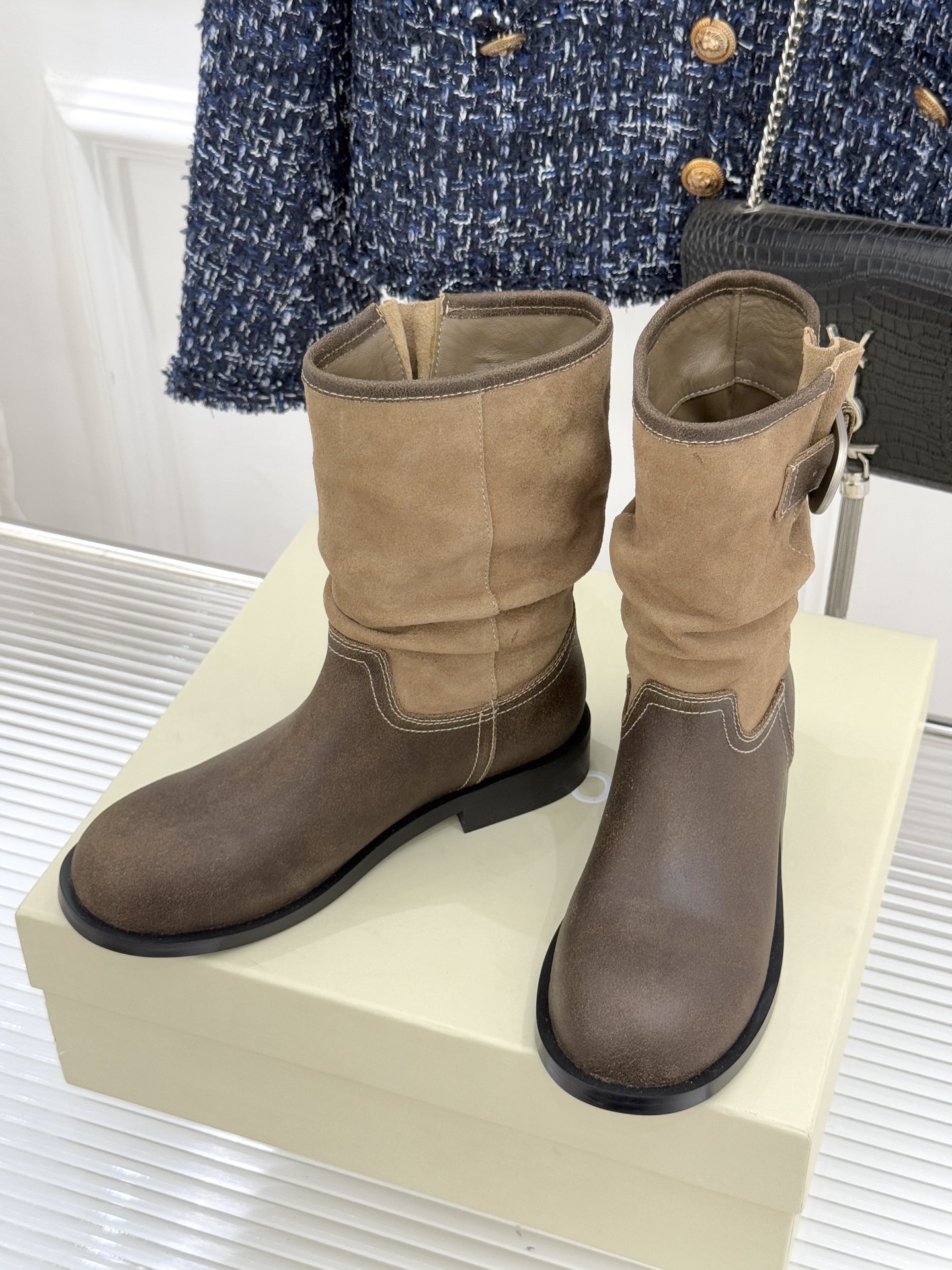 UNfolio25WF新品复古皮带扣拼色靴系列当复古风潮碰撞撞色美学这系列以标志性细节与多元风格重新定义