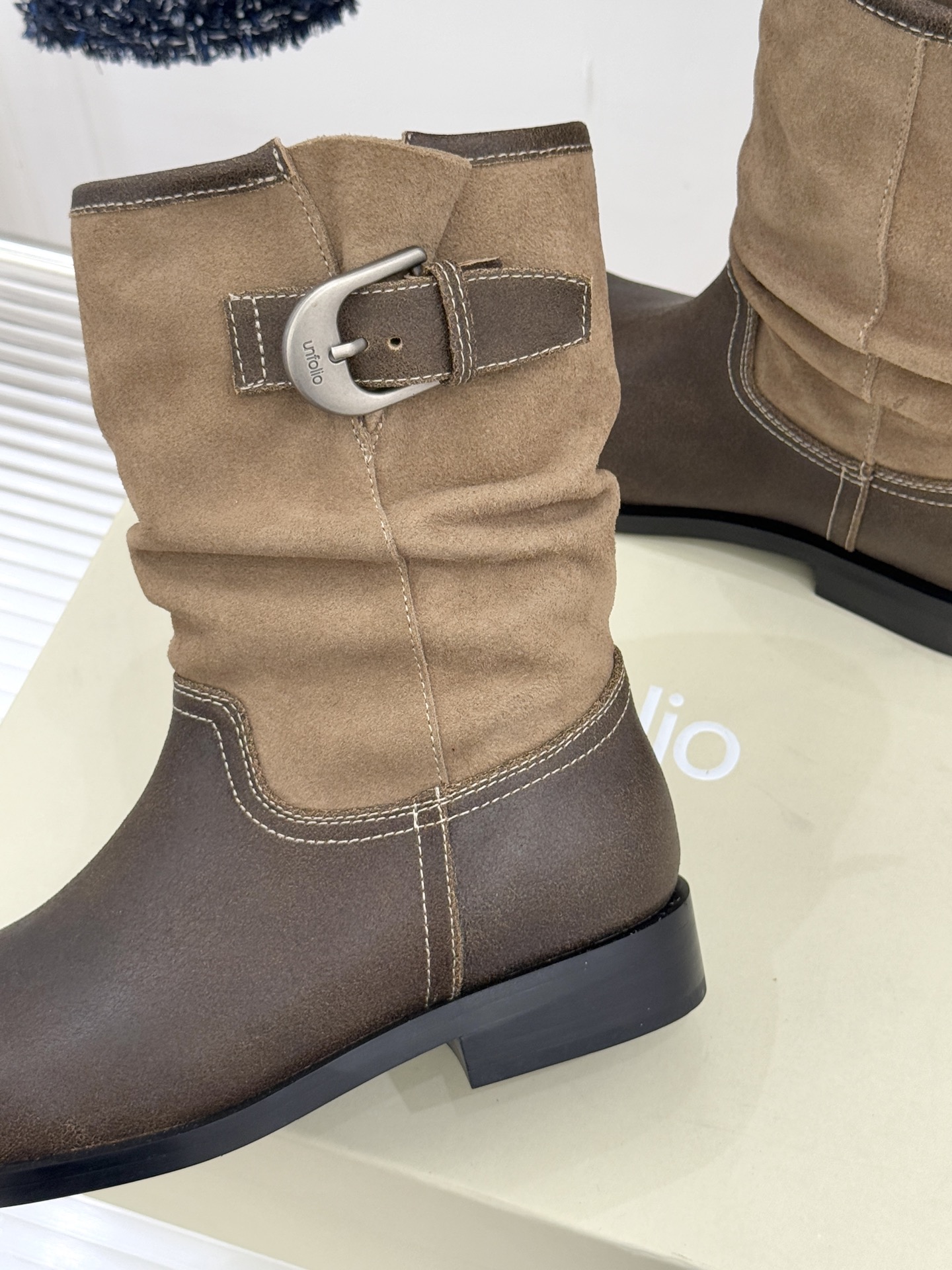 UNfolio25WF新品复古皮带扣拼色靴系列当复古风潮碰撞撞色美学这系列以标志性细节与多元风格重新定义