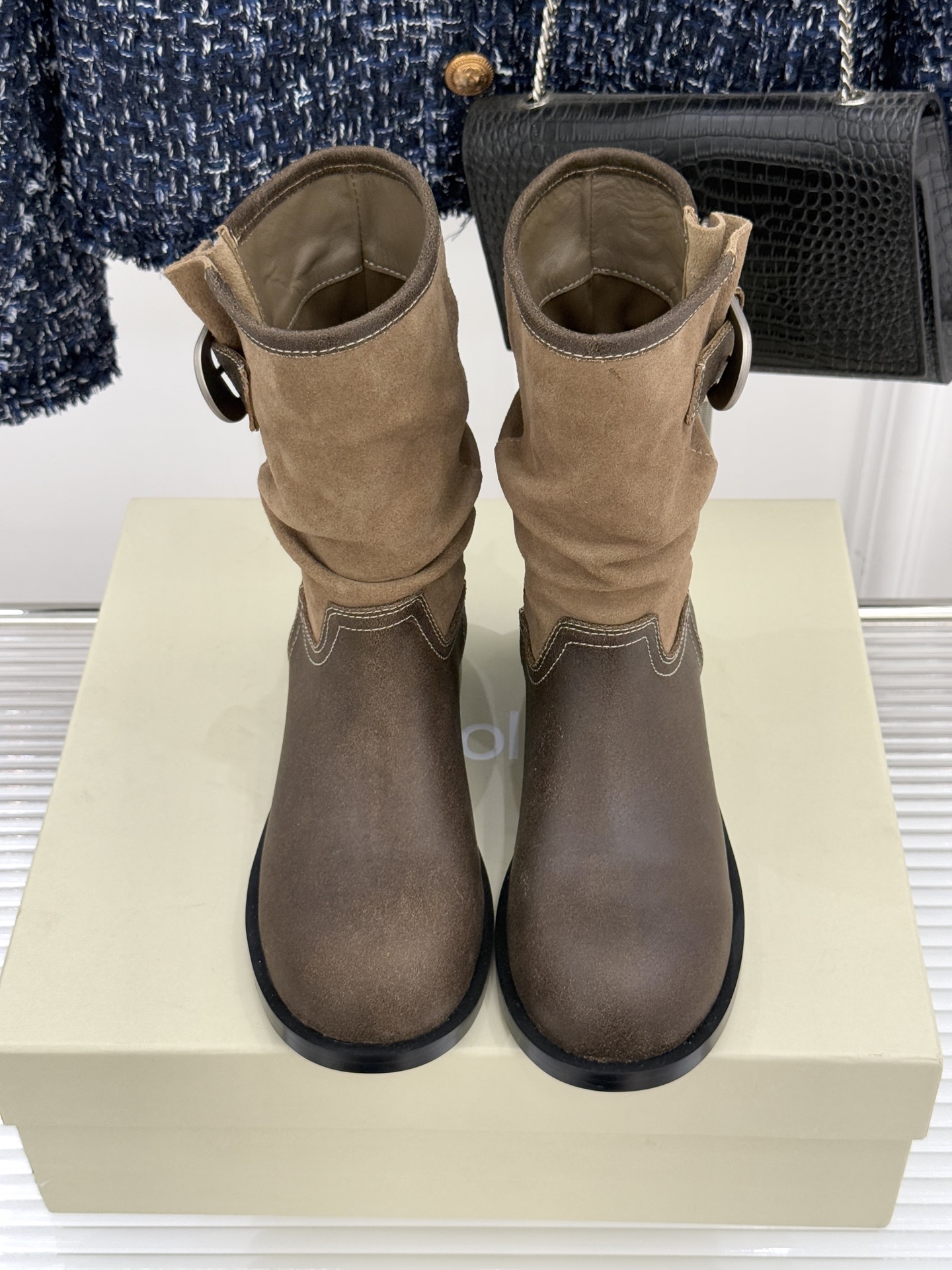 UNfolio25WF新品复古皮带扣拼色靴系列当复古风潮碰撞撞色美学这系列以标志性细节与多元风格重新定义