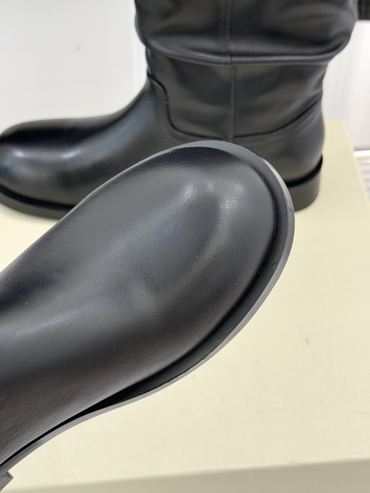 UNfolio25WF新品复古皮带扣拼色靴系列当复古风潮碰撞撞色美学这系列以标志性细节与多元风格重新定义