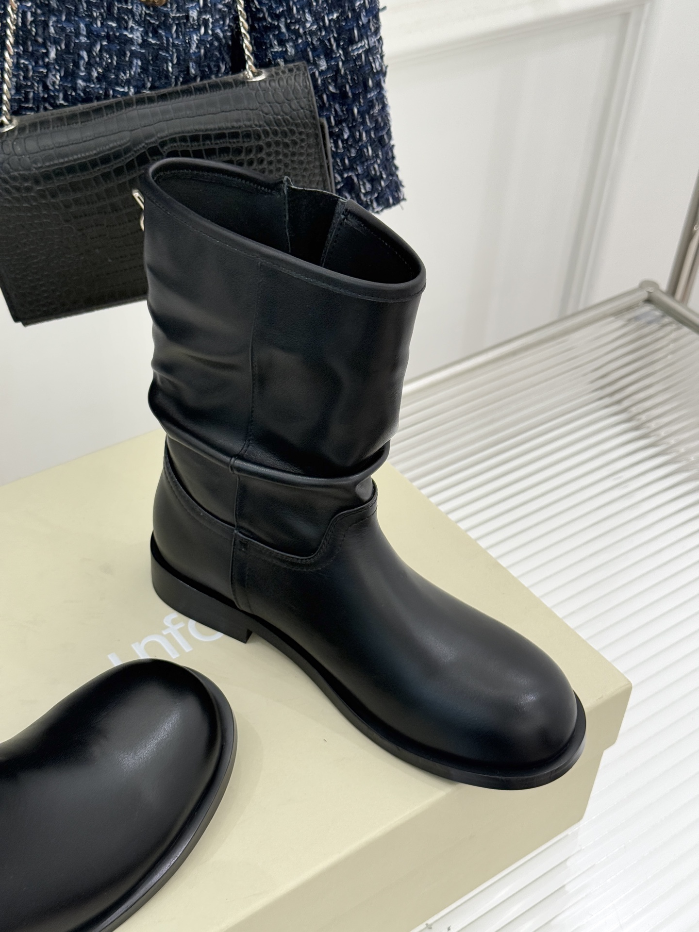 UNfolio25WF新品复古皮带扣拼色靴系列当复古风潮碰撞撞色美学这系列以标志性细节与多元风格重新定义