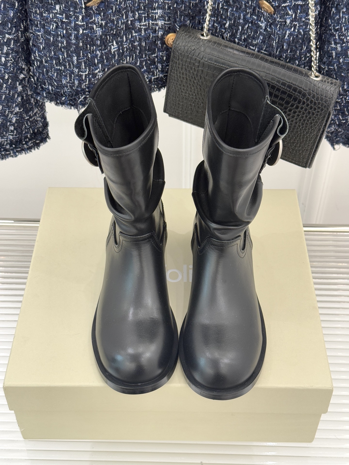 UNfolio25WF新品复古皮带扣拼色靴系列当复古风潮碰撞撞色美学这系列以标志性细节与多元风格重新定义