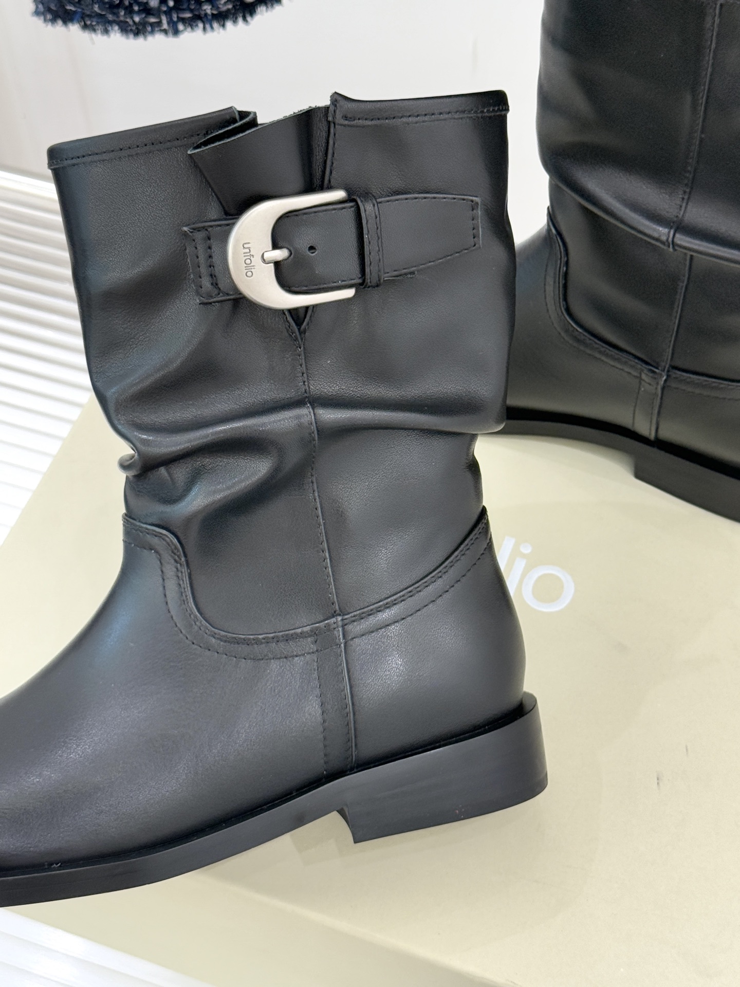 UNfolio25WF新品复古皮带扣拼色靴系列当复古风潮碰撞撞色美学这系列以标志性细节与多元风格重新定义