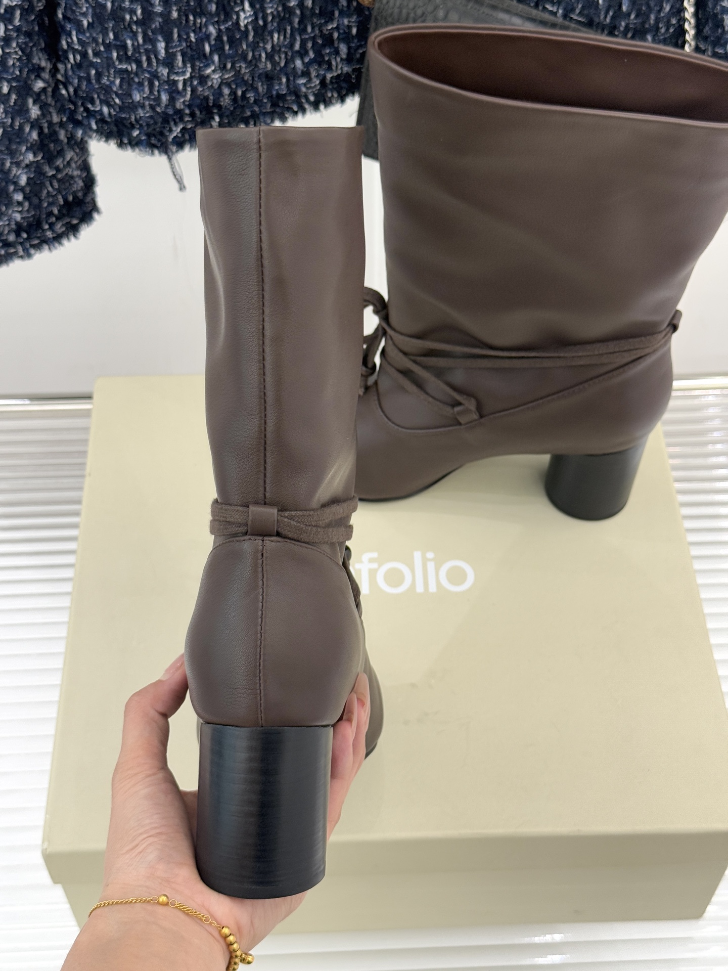 UNfolio25WF新品复古绑带粗跟短靴当地中海的浪漫风遇见复古美学这款短靴便有了恰到好处的时髦张力。