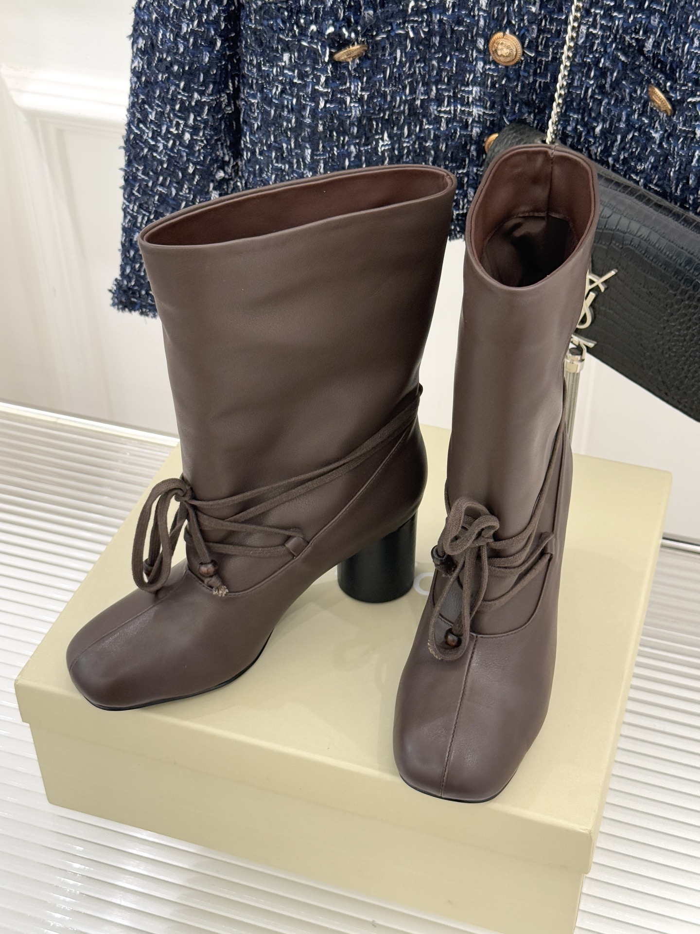 UNfolio25WF新品复古绑带粗跟短靴当地中海的浪漫风遇见复古美学这款短靴便有了恰到好处的时髦张力。