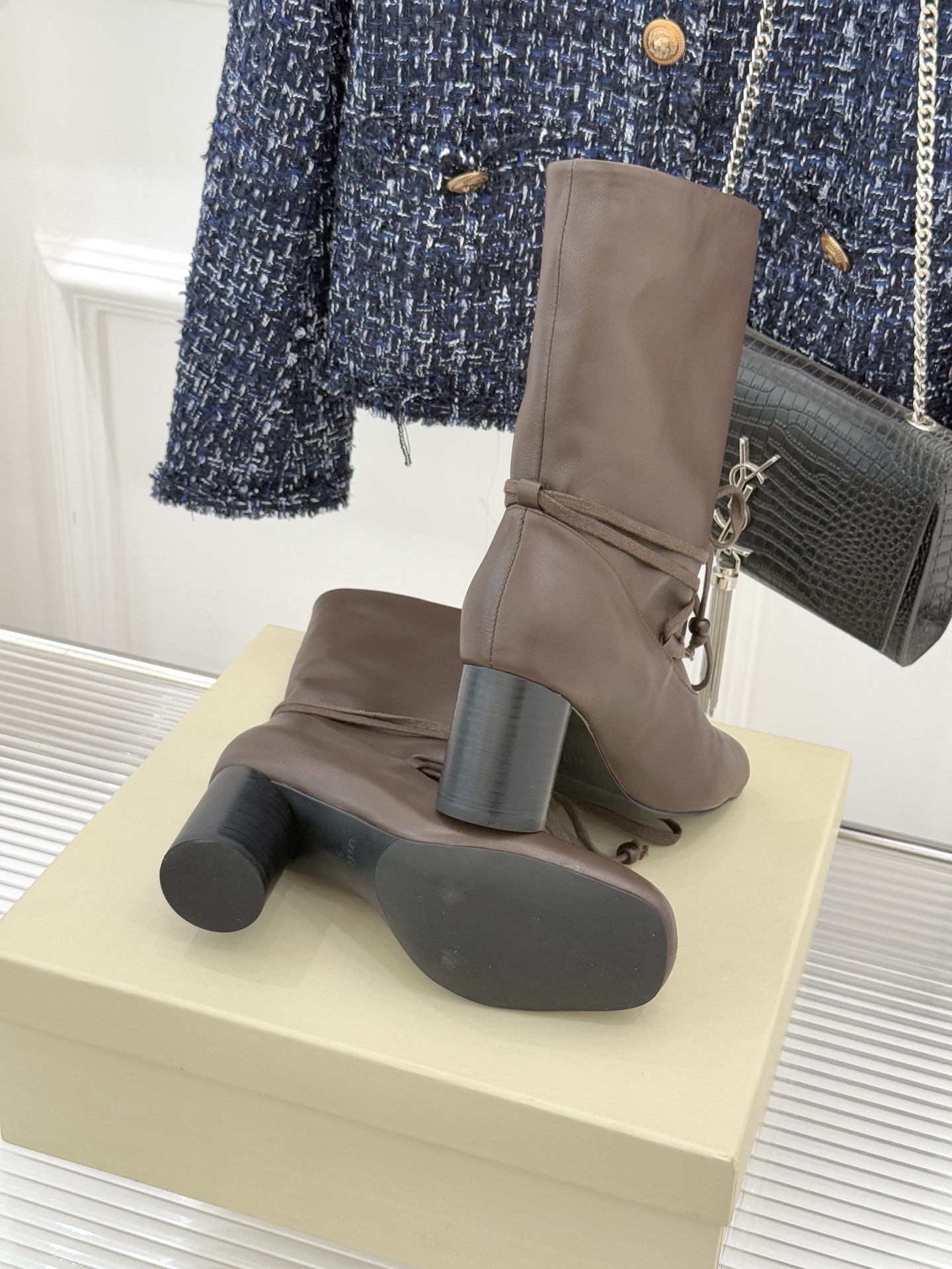 UNfolio25WF新品复古绑带粗跟短靴当地中海的浪漫风遇见复古美学这款短靴便有了恰到好处的时髦张力。