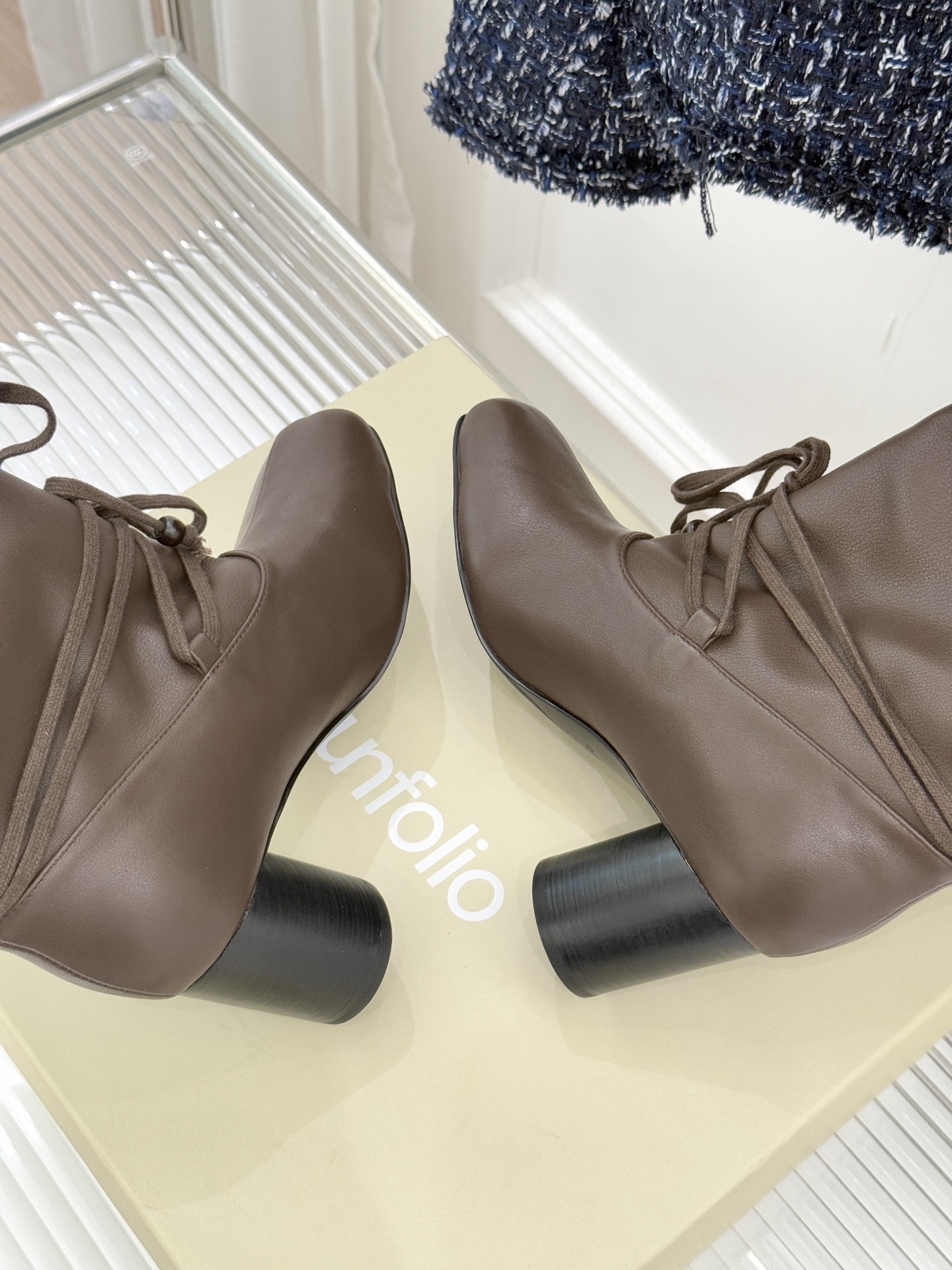 UNfolio25WF新品复古绑带粗跟短靴当地中海的浪漫风遇见复古美学这款短靴便有了恰到好处的时髦张力。