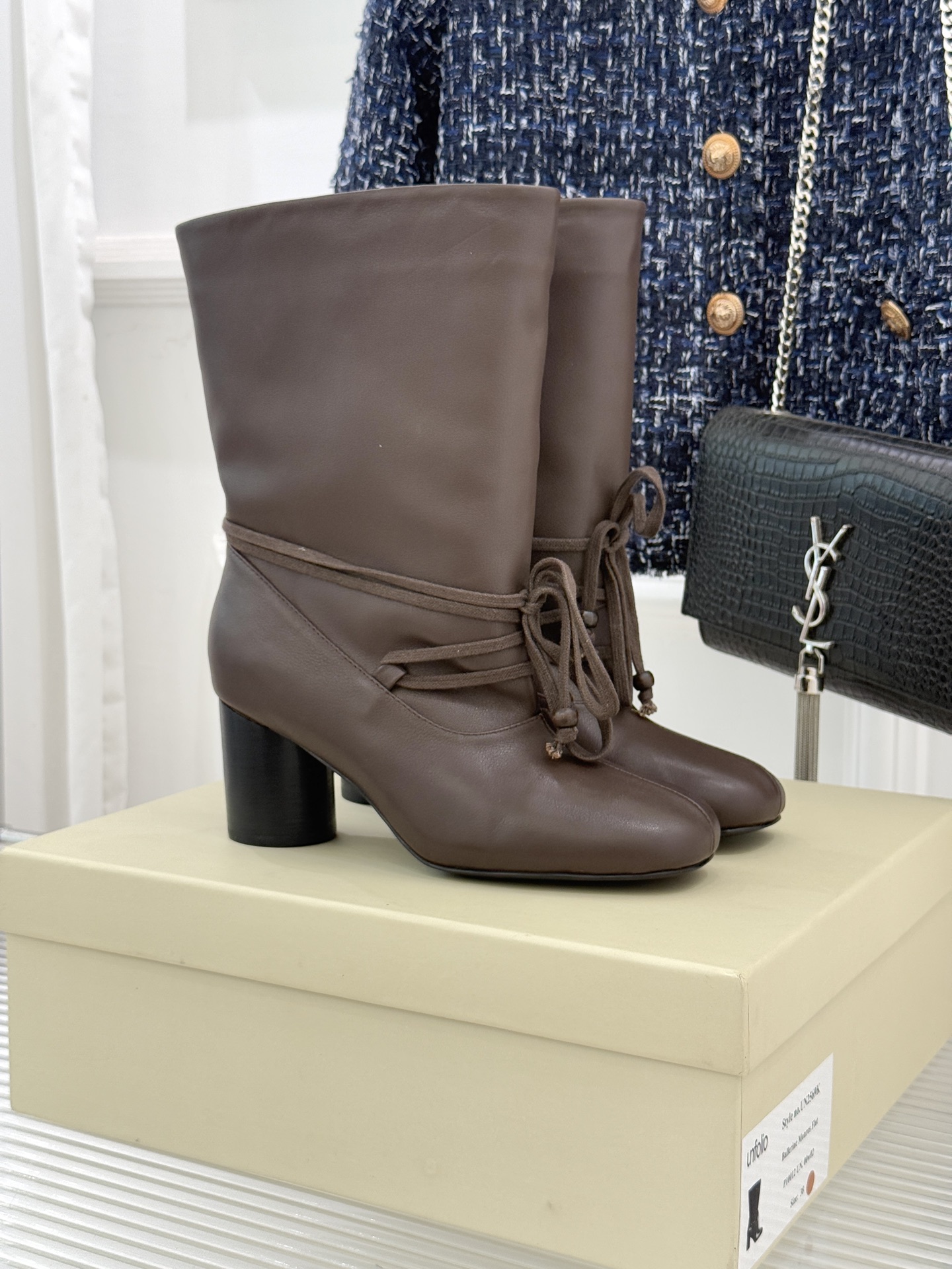 UNfolio25WF新品复古绑带粗跟短靴当地中海的浪漫风遇见复古美学这款短靴便有了恰到好处的时髦张力。