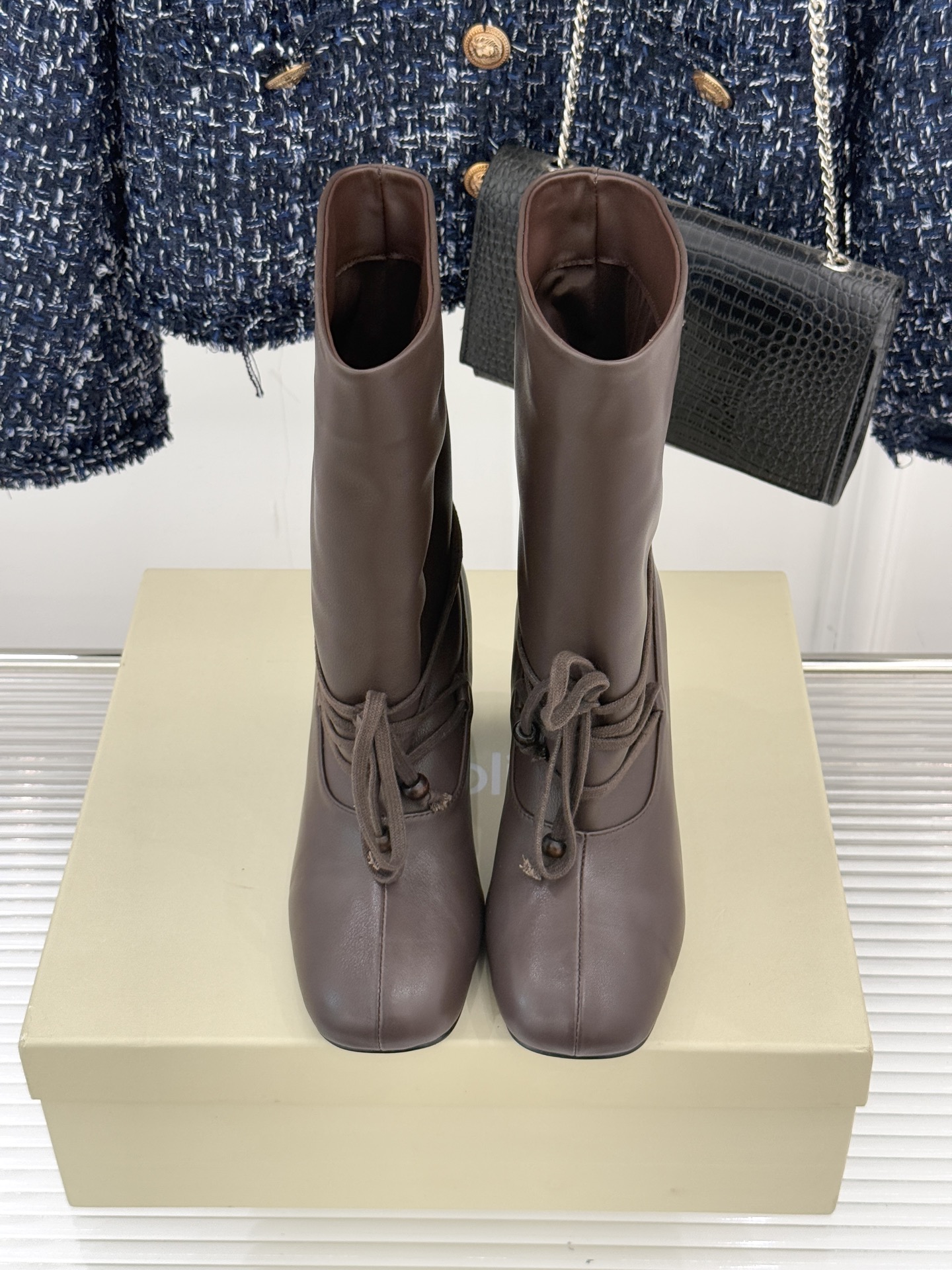 UNfolio25WF新品复古绑带粗跟短靴当地中海的浪漫风遇见复古美学这款短靴便有了恰到好处的时髦张力。