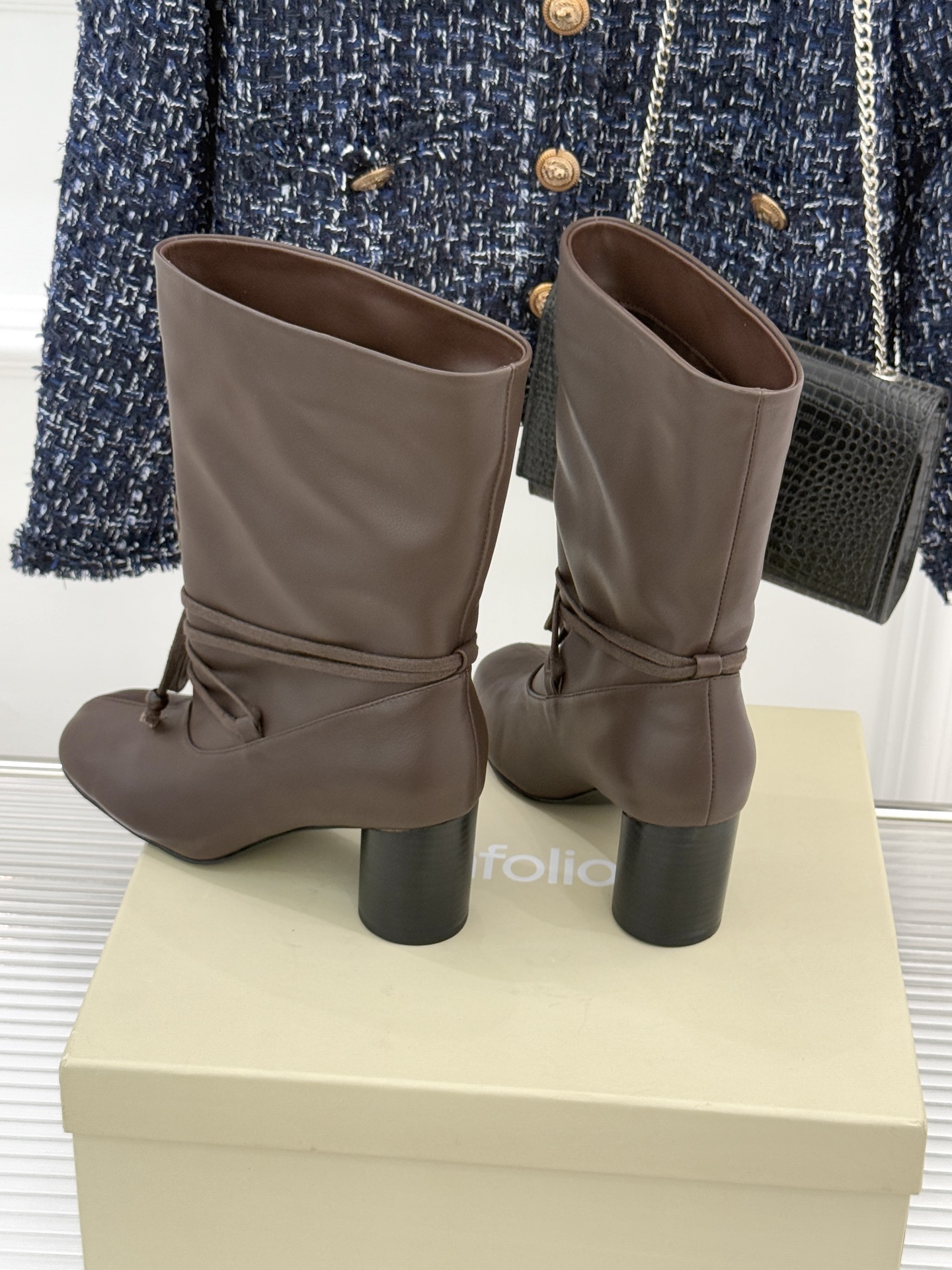 UNfolio25WF新品复古绑带粗跟短靴当地中海的浪漫风遇见复古美学这款短靴便有了恰到好处的时髦张力。